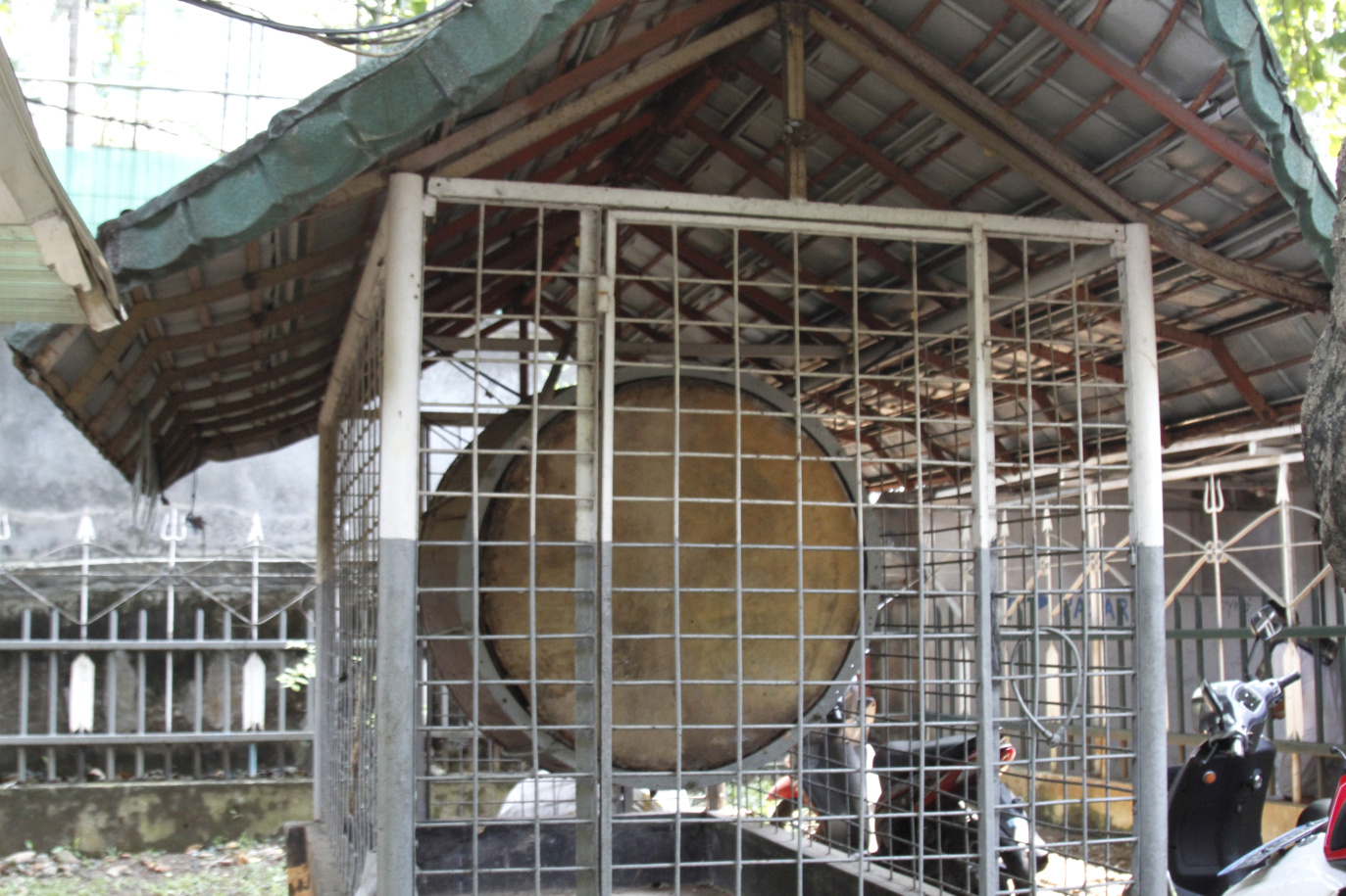 Masjid Perahu ini dibangun pada tahun 1960 dan terinpirasi dari kisah cerita Nabi Nuh yang membangun Kapal Besar untuk menyelematkan Umatnya (Ashar/SinPo.id)