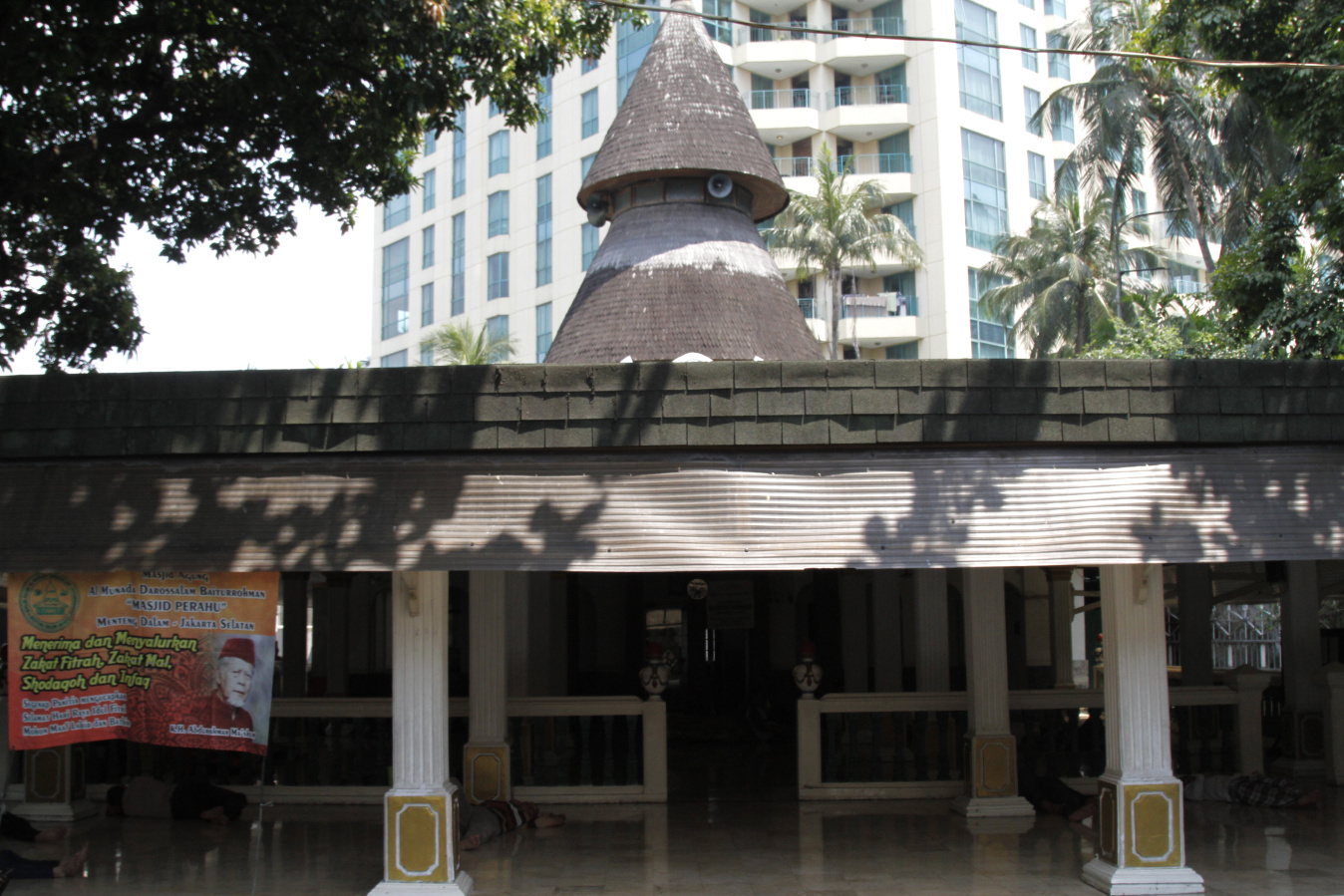 Masjid Perahu ini dibangun pada tahun 1960 dan terinpirasi dari kisah cerita Nabi Nuh yang membangun Kapal Besar untuk menyelematkan Umatnya (Ashar/SinPo.id)