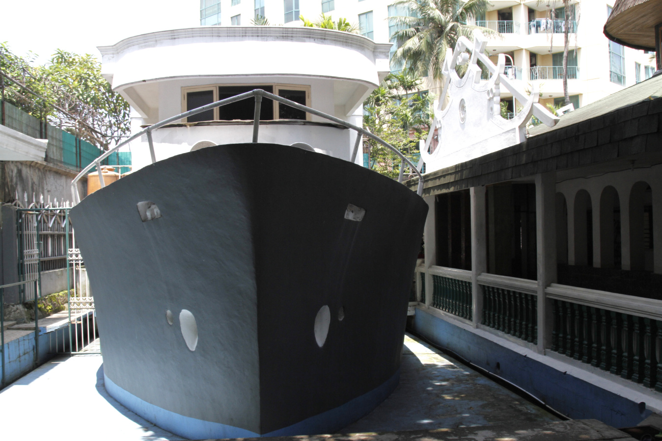 Masjid Perahu ini dibangun pada tahun 1960 dan terinpirasi dari kisah cerita Nabi Nuh yang membangun Kapal Besar untuk menyelematkan Umatnya (Ashar/SinPo.id)