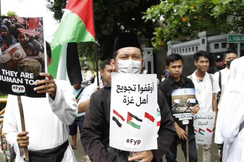 Massa solidaritas Bela Palestina gelar aksi demo depan di depan Kedutaan Besar Mesir teekait kelaparan yang melanda Gaza (Ashar/SinPo.id)