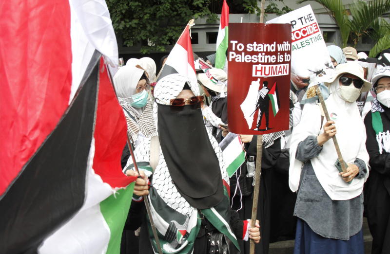 Massa solidaritas Bela Palestina gelar aksi demo depan di depan Kedutaan Besar Mesir teekait kelaparan yang melanda Gaza (Ashar/SinPo.id)