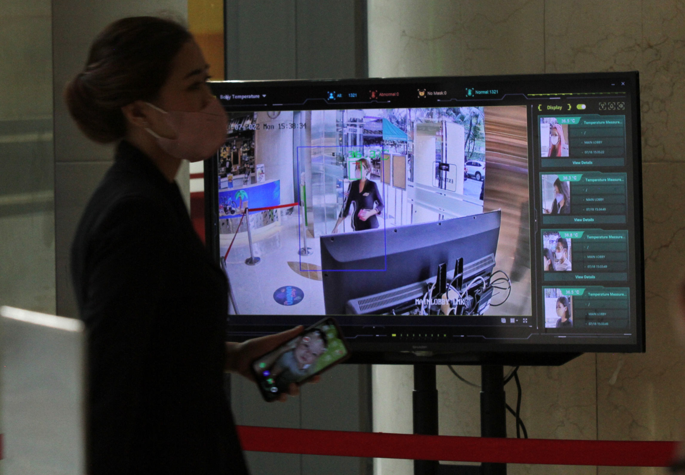 Pengunjung mall me-scan aplikasi pedulilindungi.id syarat masuk mall(Ashar/SinPo.id)