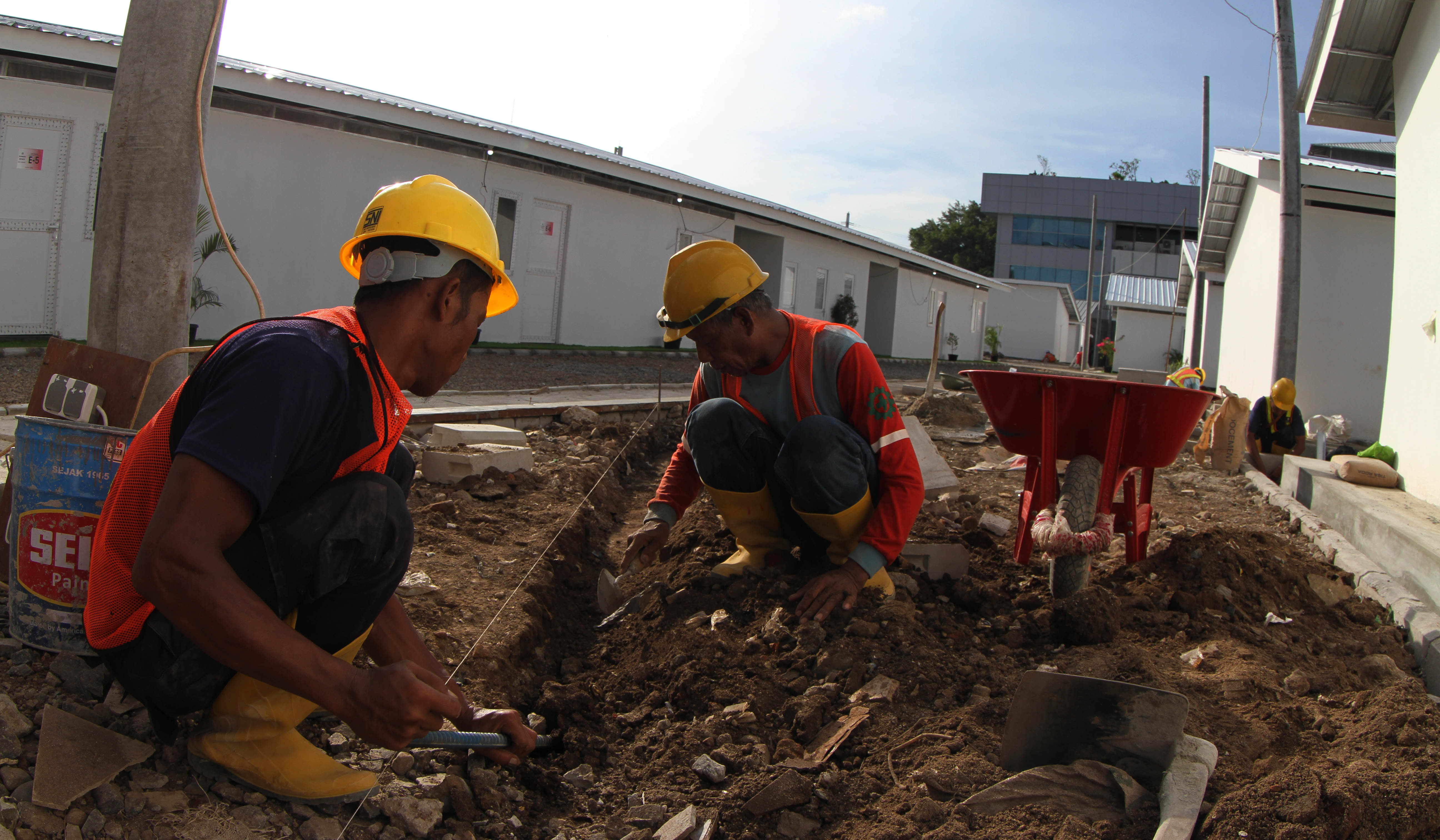 Pembangunan 324 unit huntara bagi warga bantaran rel Senen. (Agus Priatna/SinPo.id)