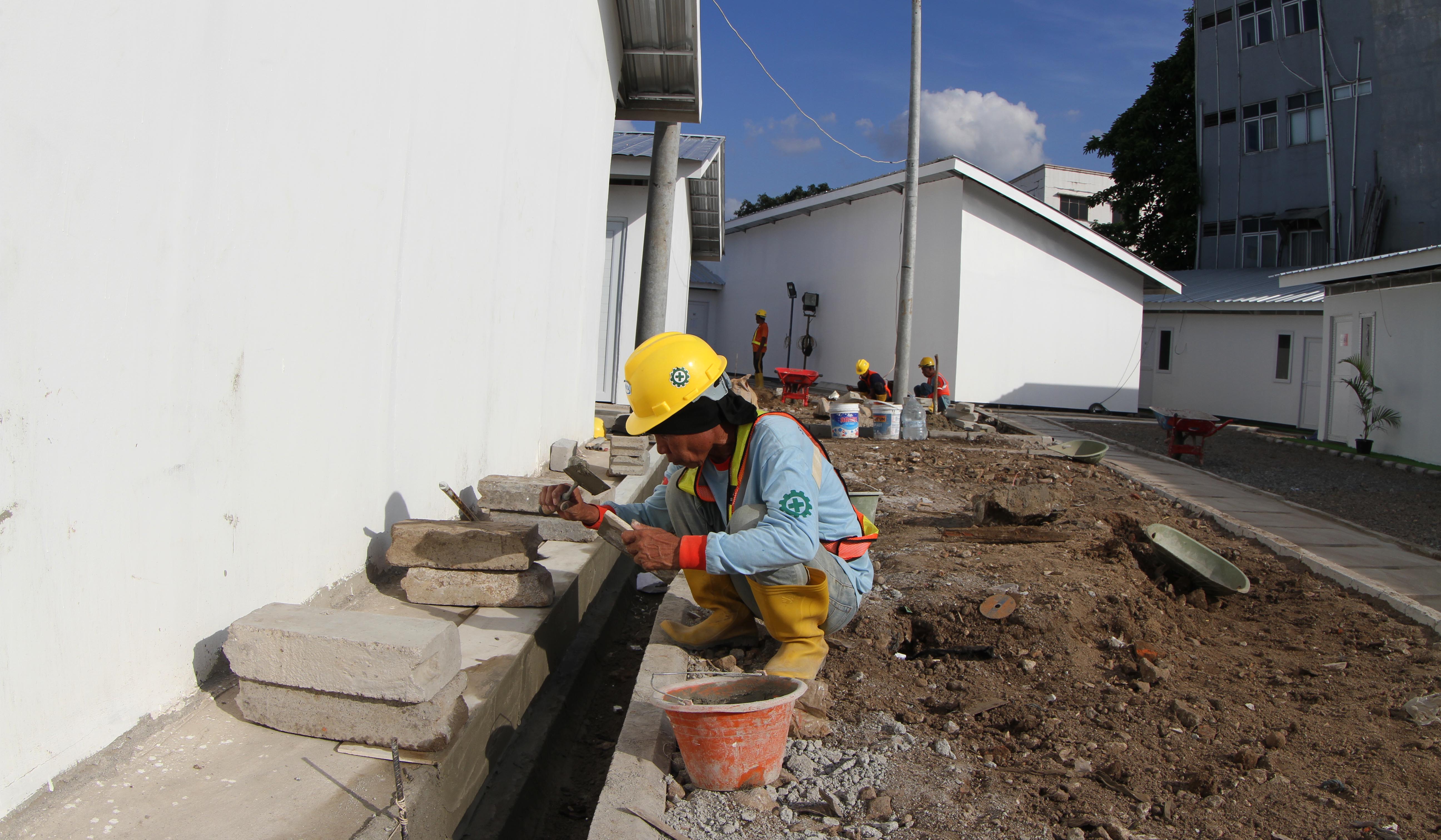 Pembangunan 324 unit huntara bagi warga bantaran rel Senen. (Agus Priatna/SinPo.id)