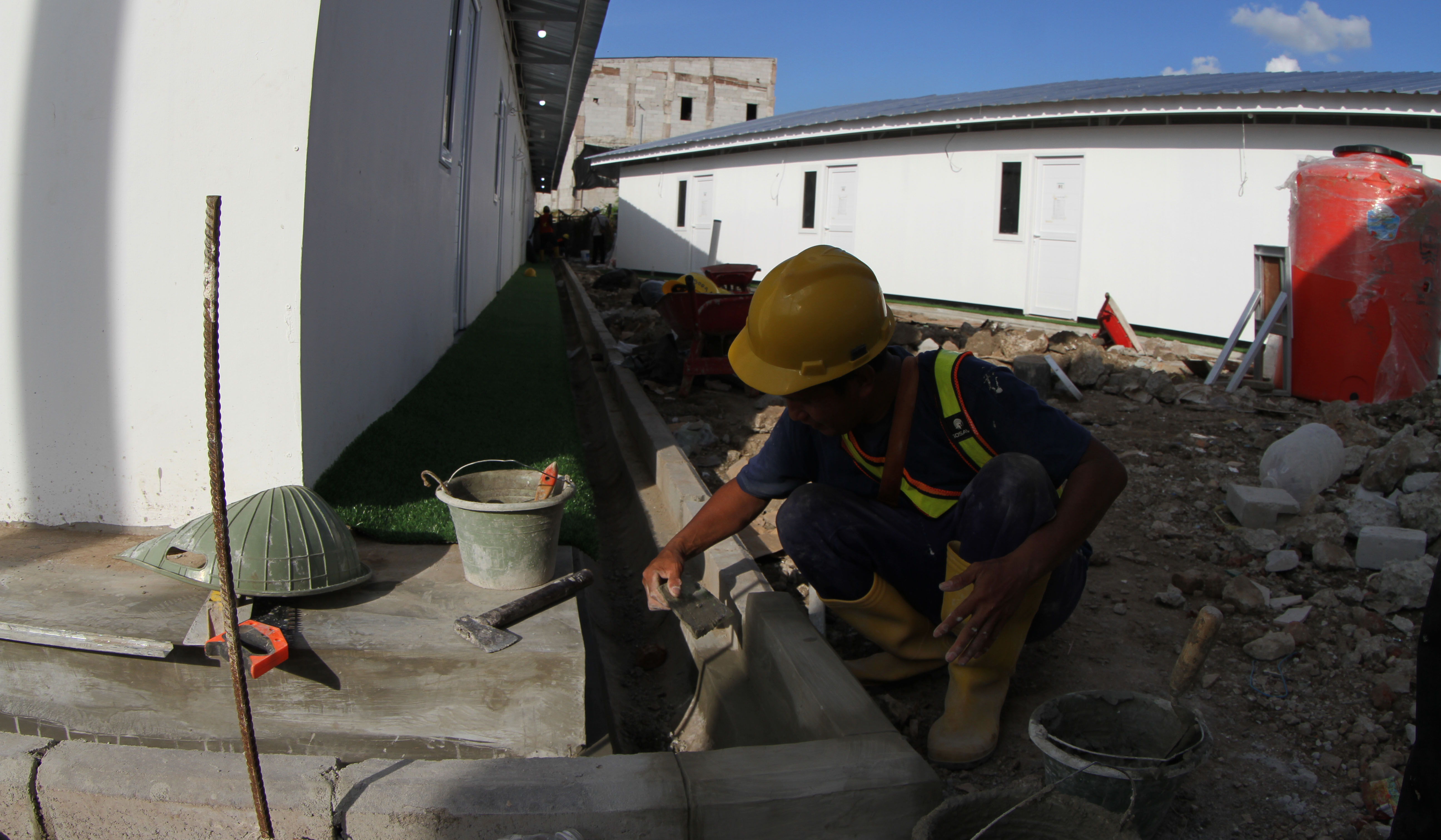Pembangunan 324 unit huntara bagi warga bantaran rel Senen. (Agus Priatna/SinPo.id)