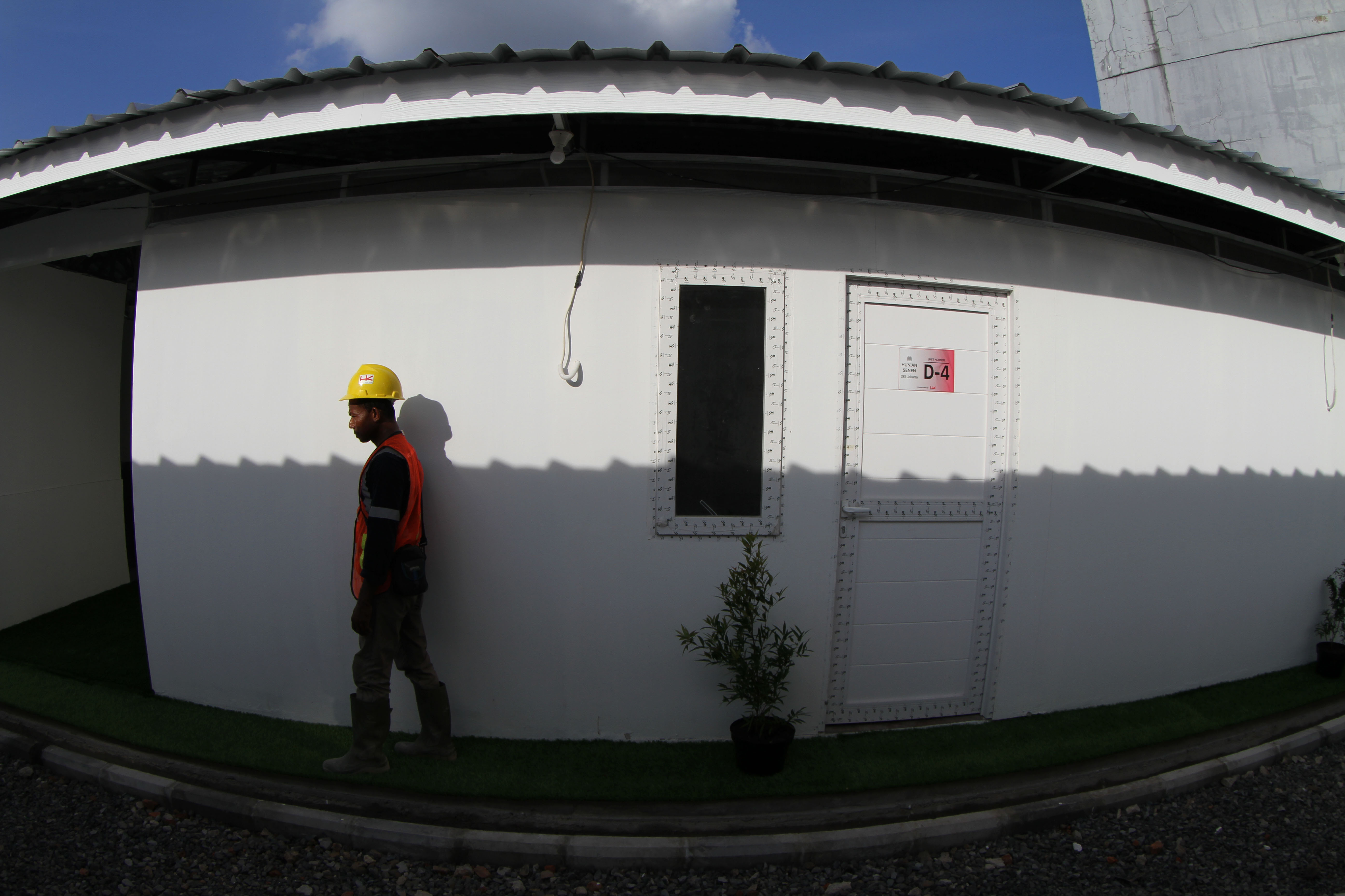 Pembangunan 324 unit huntara bagi warga bantaran rel Senen. (Agus Priatna/SinPo.id)