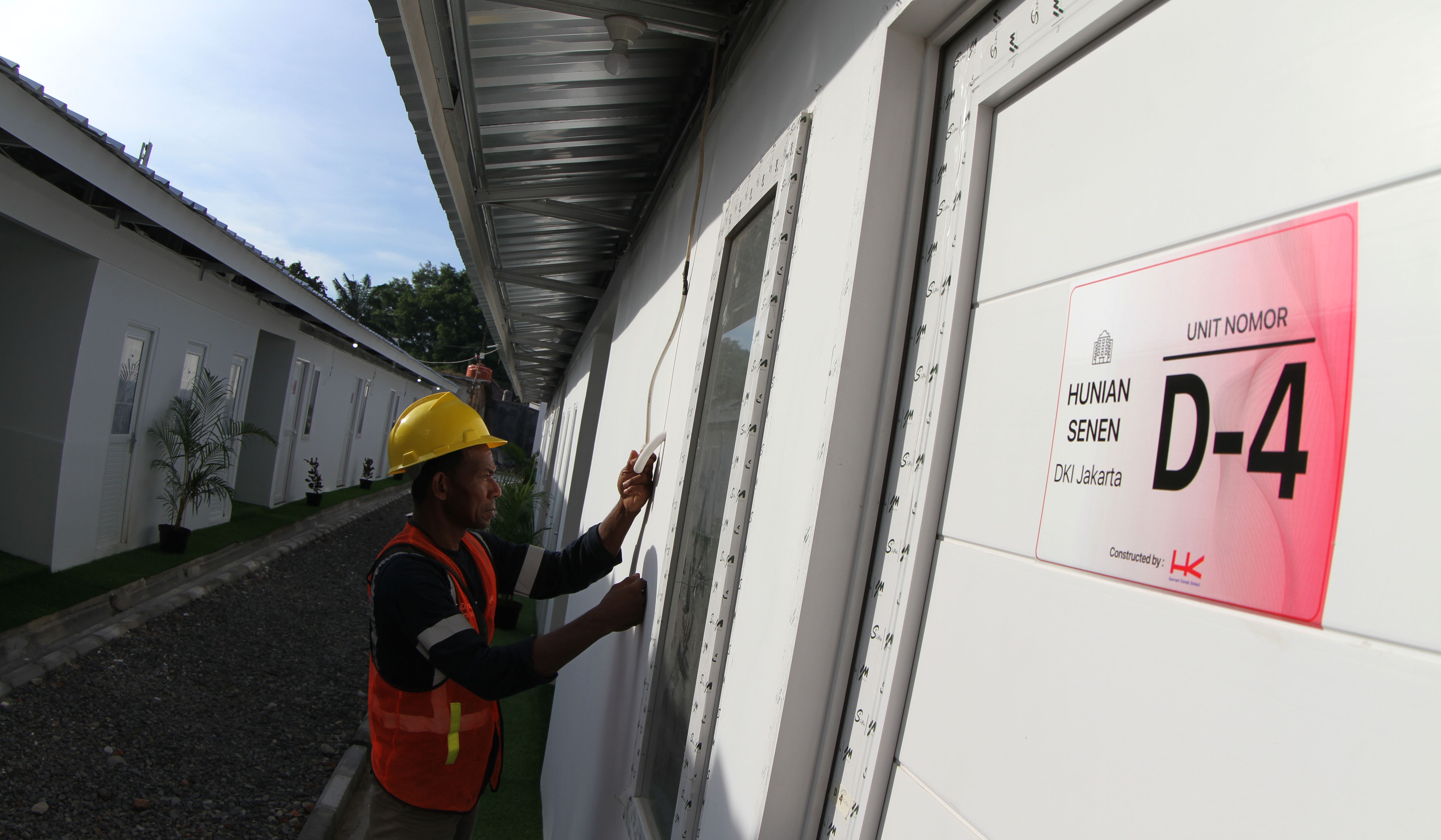 Pembangunan 324 unit huntara bagi warga bantaran rel Senen. (Agus Priatna/SinPo.id)