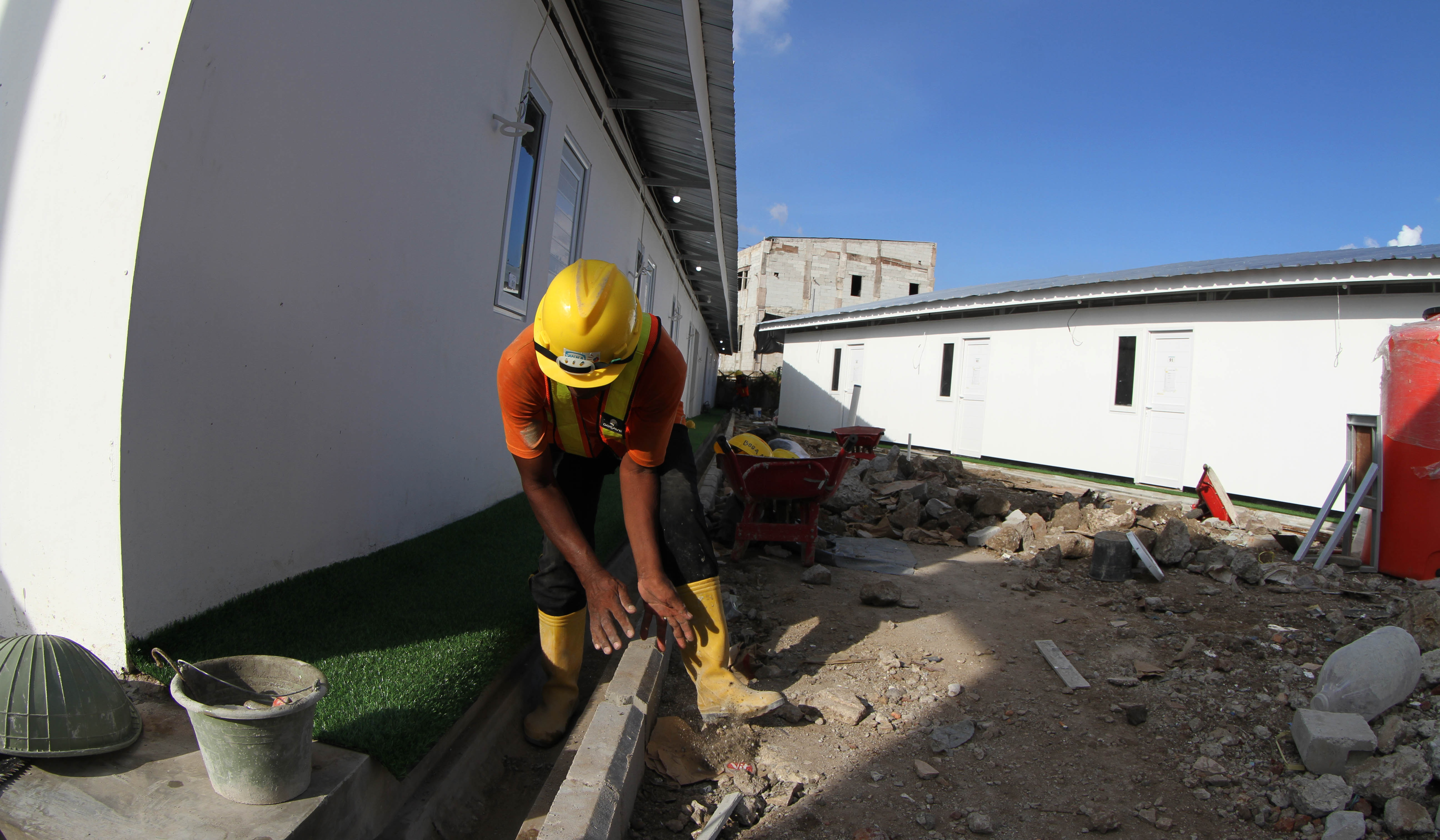 Pembangunan 324 unit huntara bagi warga bantaran rel Senen. (Agus Priatna/SinPo.id)