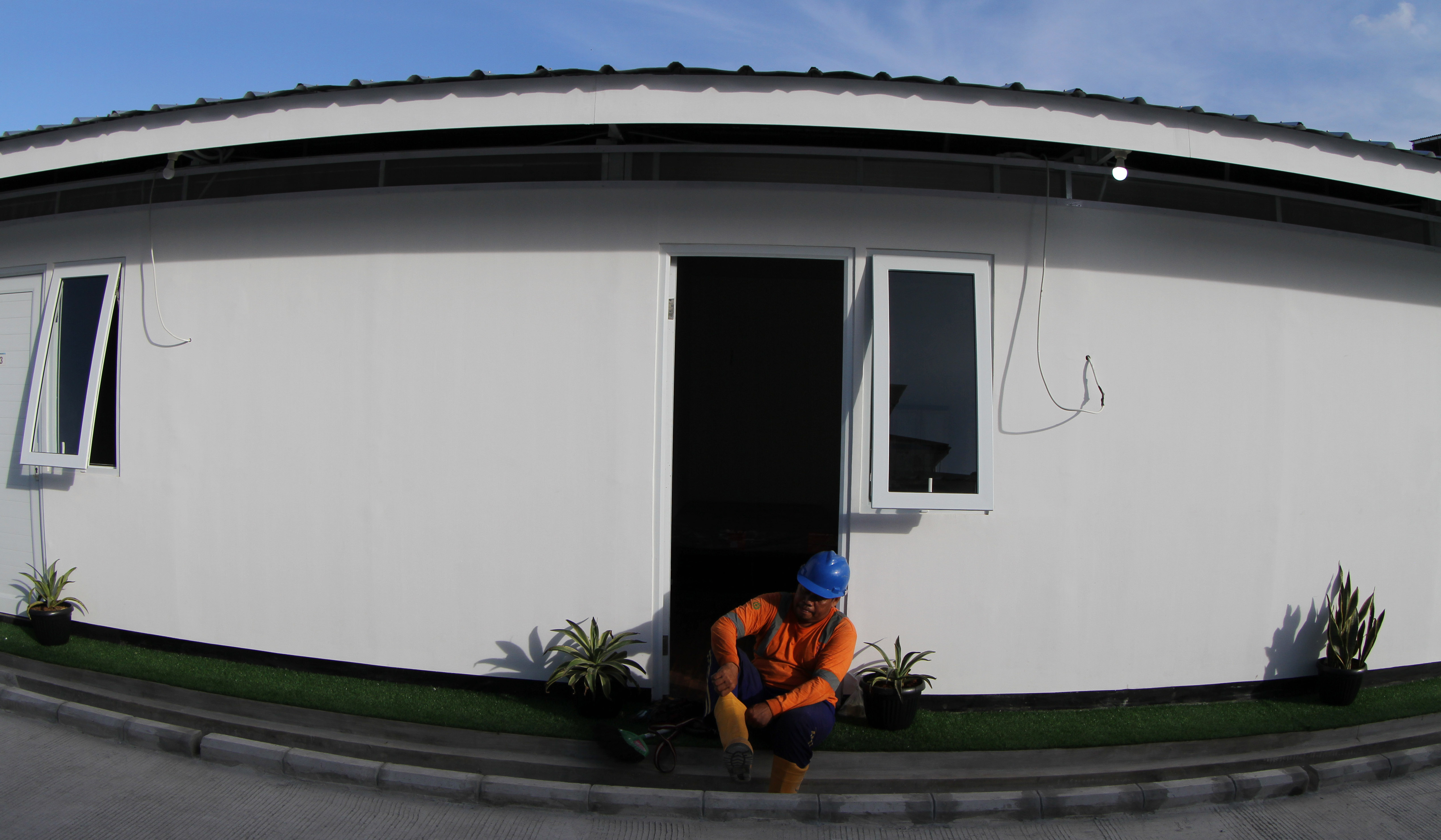 Pembangunan 324 unit huntara bagi warga bantaran rel Senen. (Agus Priatna/SinPo.id)