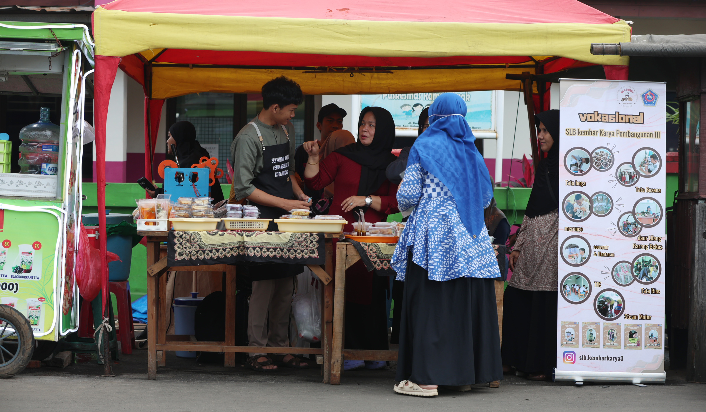 Siswa tunarungu berjualan takjil. (Agus Priatna/SinPo.id)