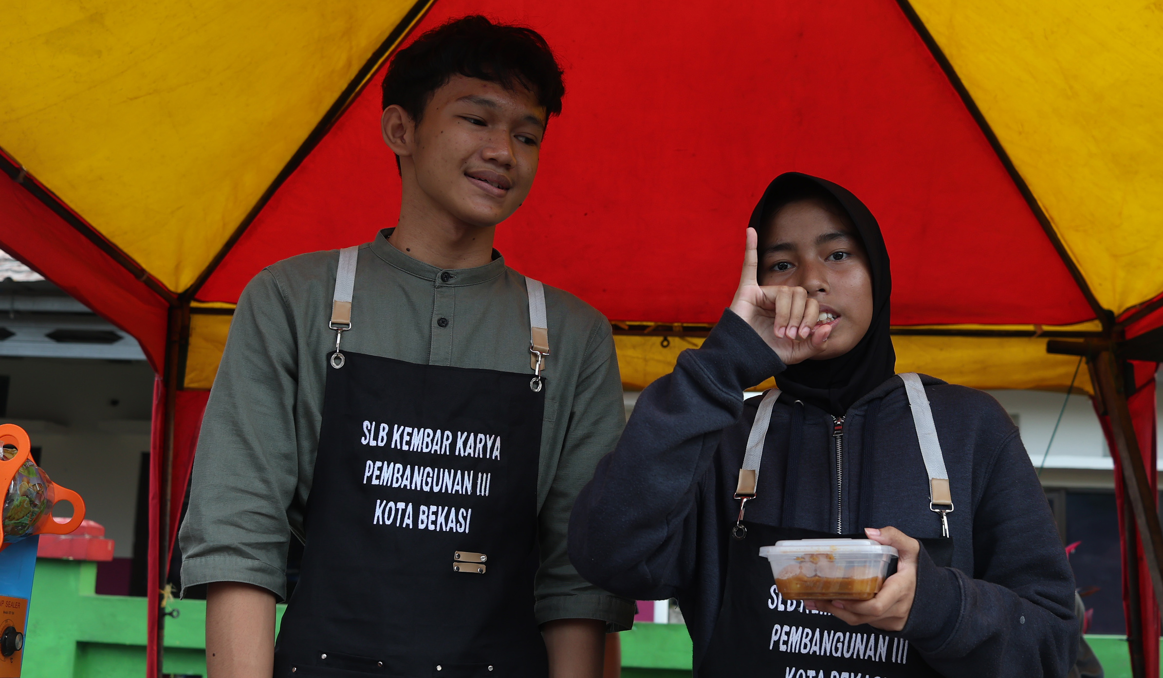 Siswa tunarungu berjualan takjil. (Agus Priatna/SinPo.id)