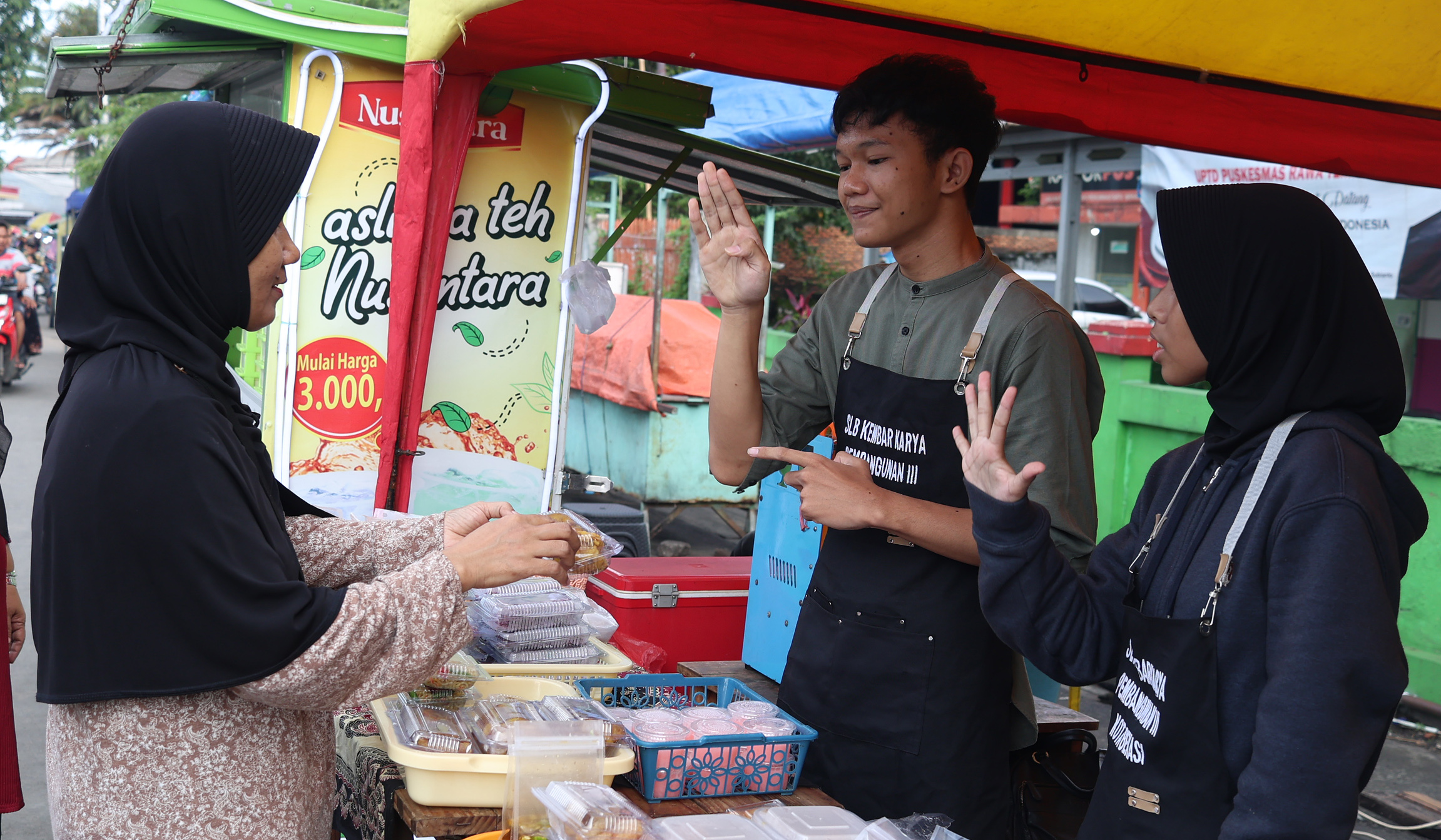 Siswa tunarungu berjualan takjil. (Agus Priatna/SinPo.id)