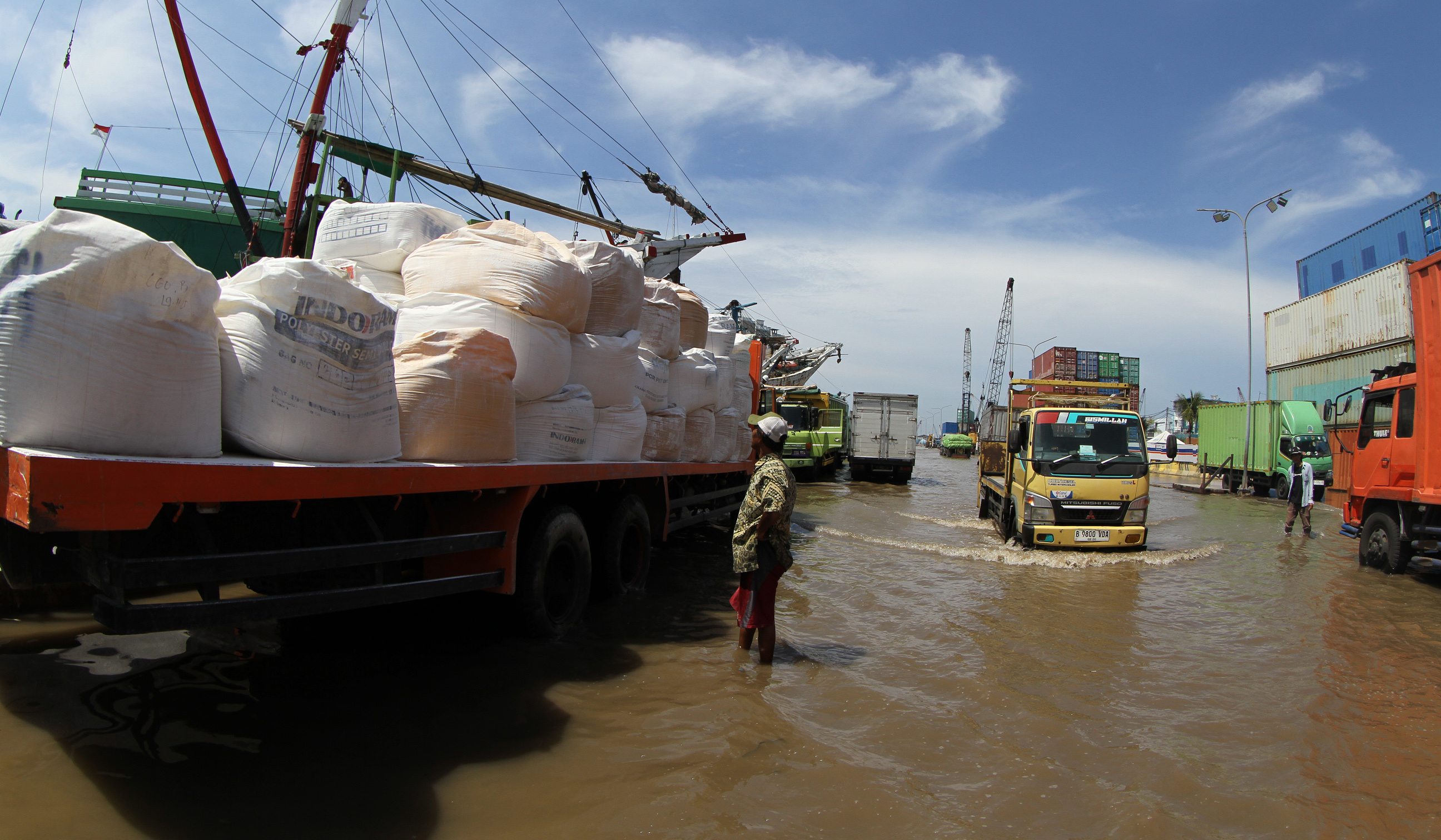 Banjir rob di Pelabuhan Sunda Kelapa. (Agus Priatna/SinPo.id)