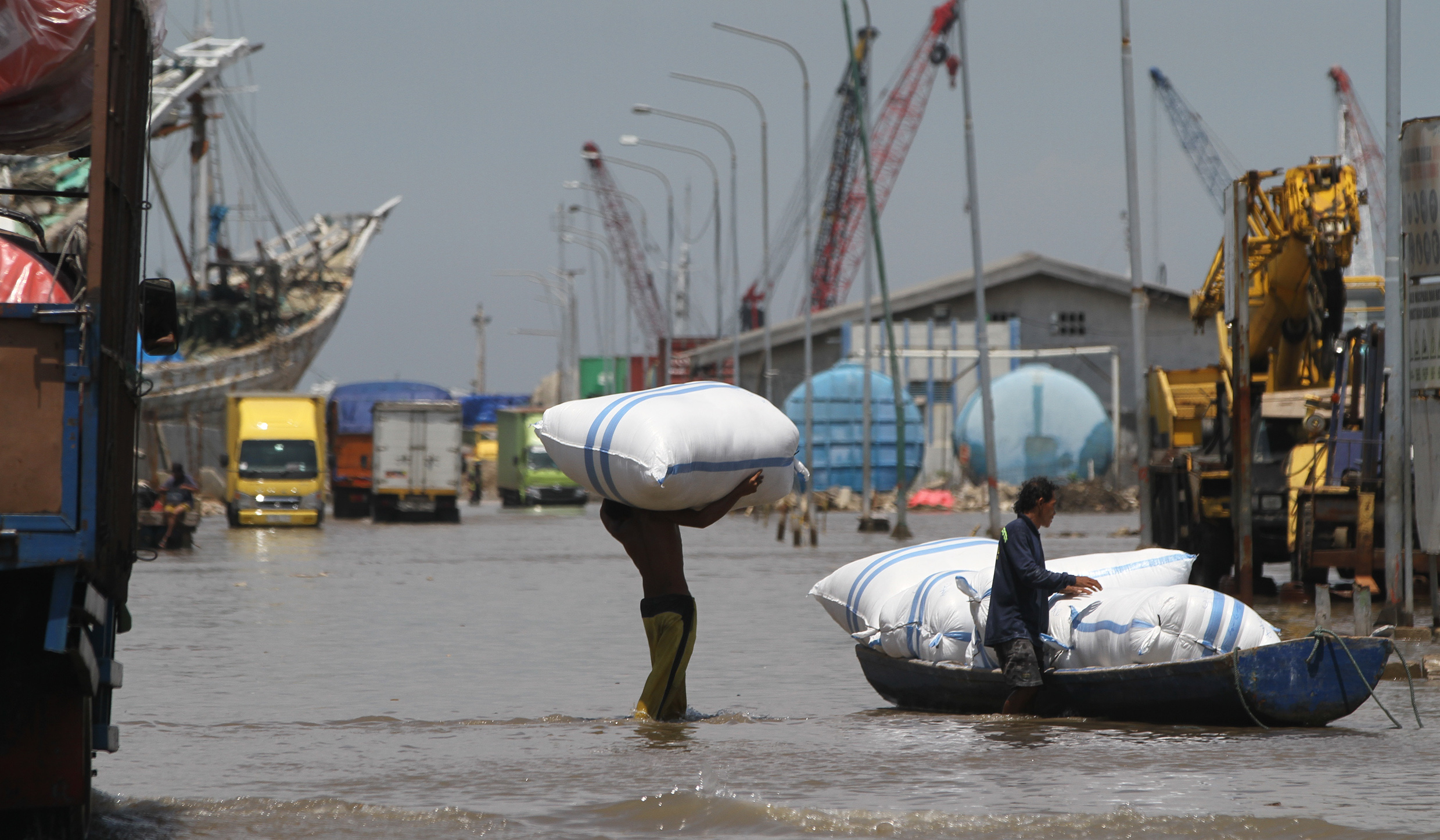 Banjir rob di Pelabuhan Sunda Kelapa. (Agus Priatna/SinPo.id)