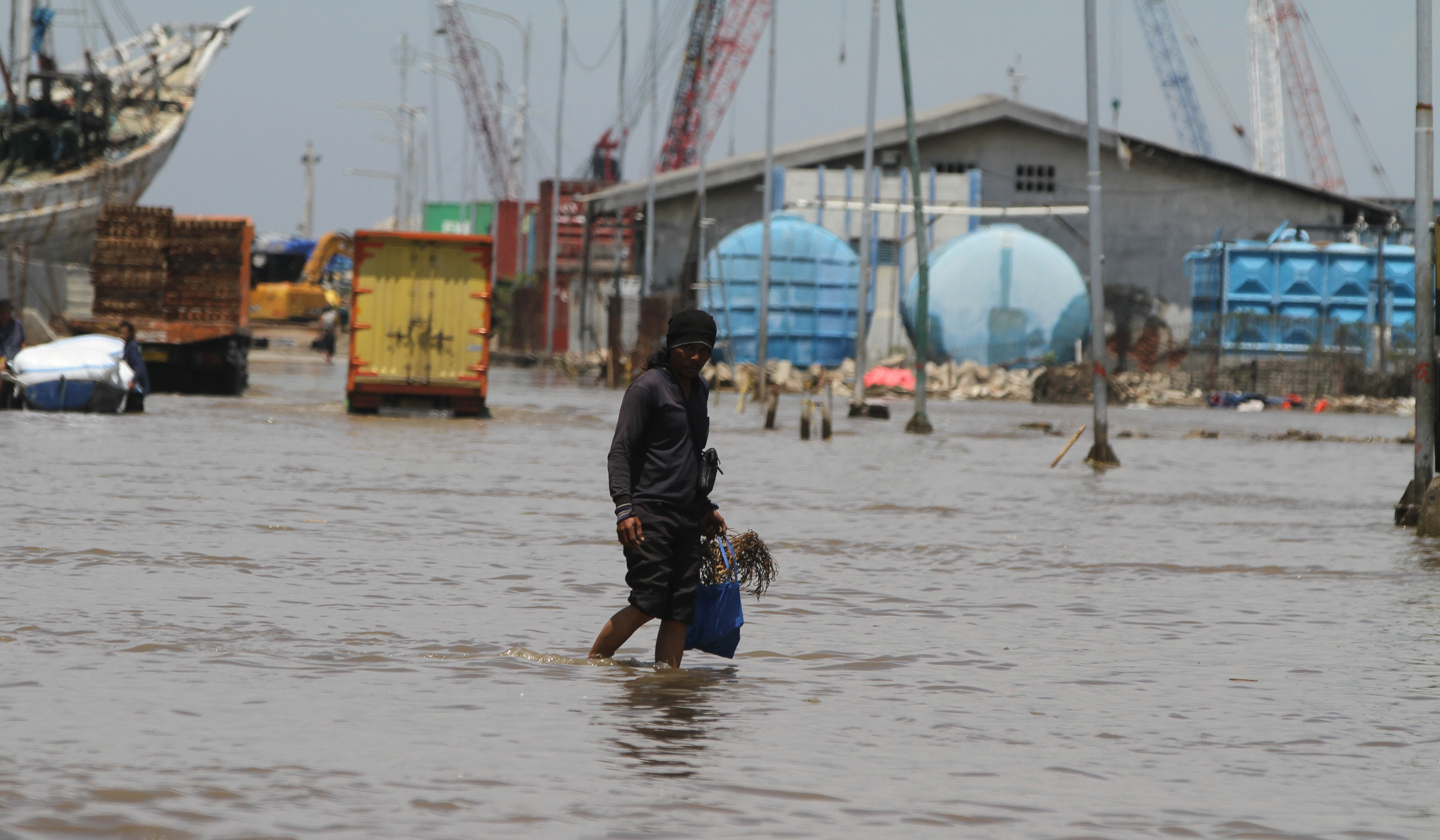 Banjir rob di Pelabuhan Sunda Kelapa. (Agus Priatna/SinPo.id)