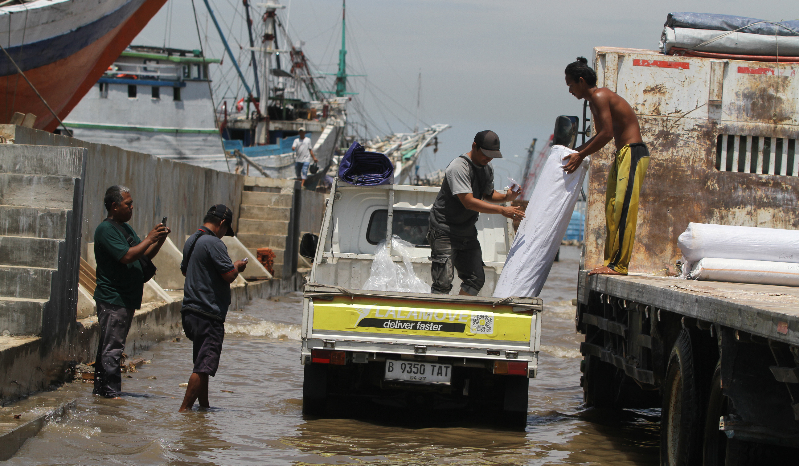 Banjir rob di Pelabuhan Sunda Kelapa. (Agus Priatna/SinPo.id)