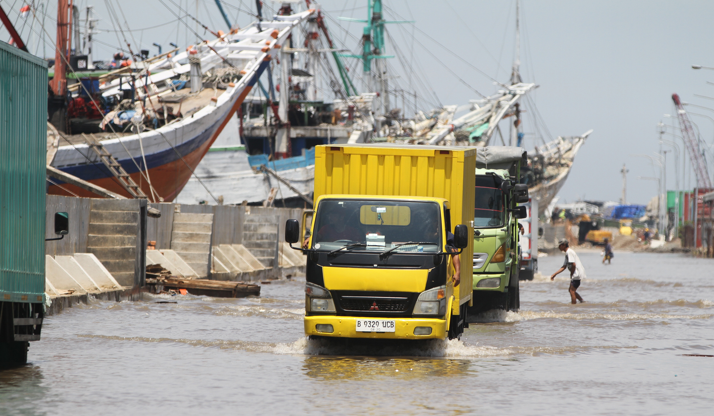 Banjir rob di Pelabuhan Sunda Kelapa. (Agus Priatna/SinPo.id)