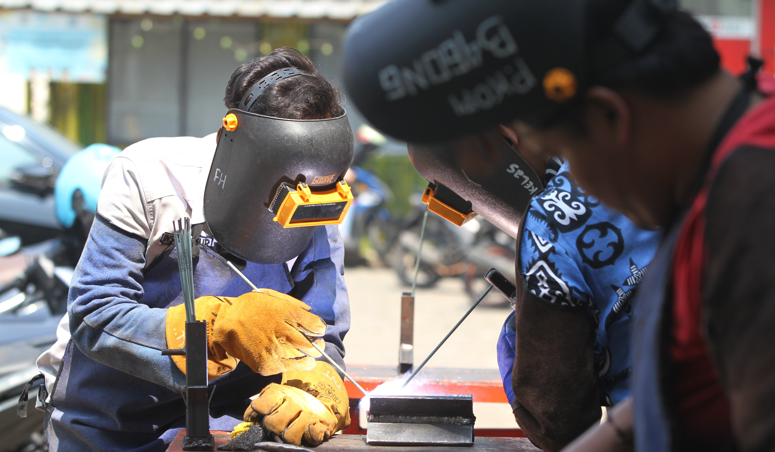 Pelatihan las di Kelurahan Pondok Kopi. (Agus Priatna/SinPo.id)