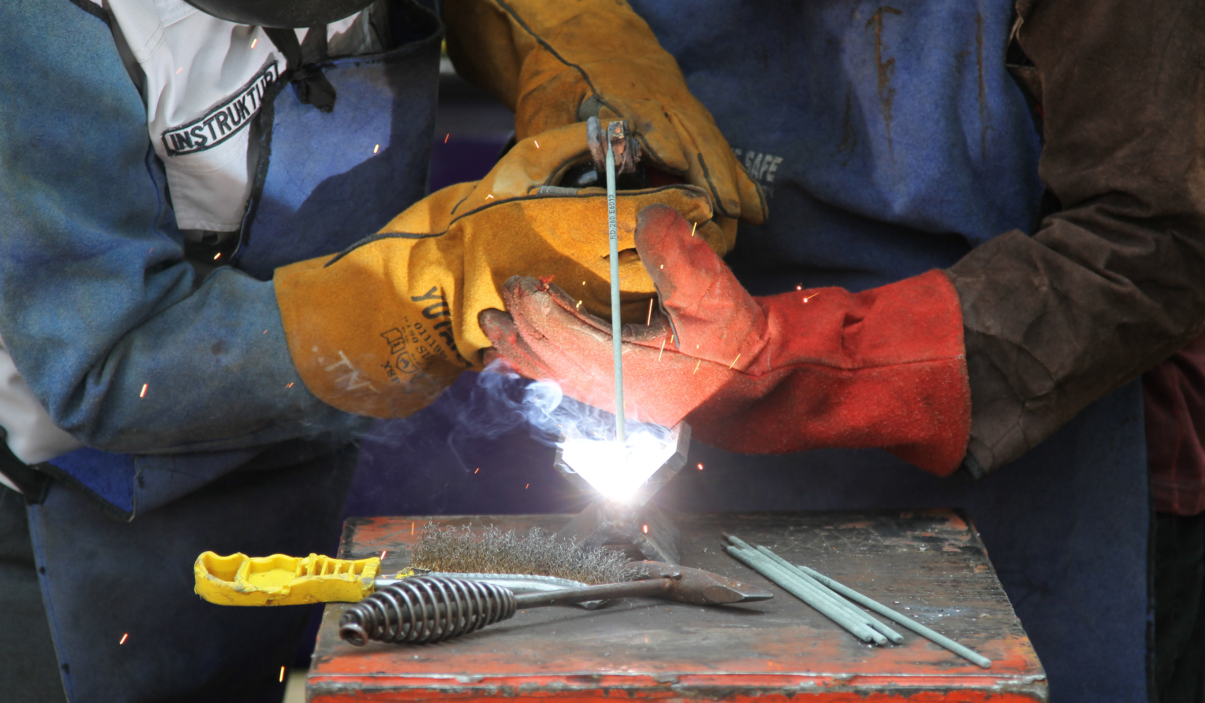 Pelatihan las di Kelurahan Pondok Kopi. (Agus Priatna/SinPo.id)