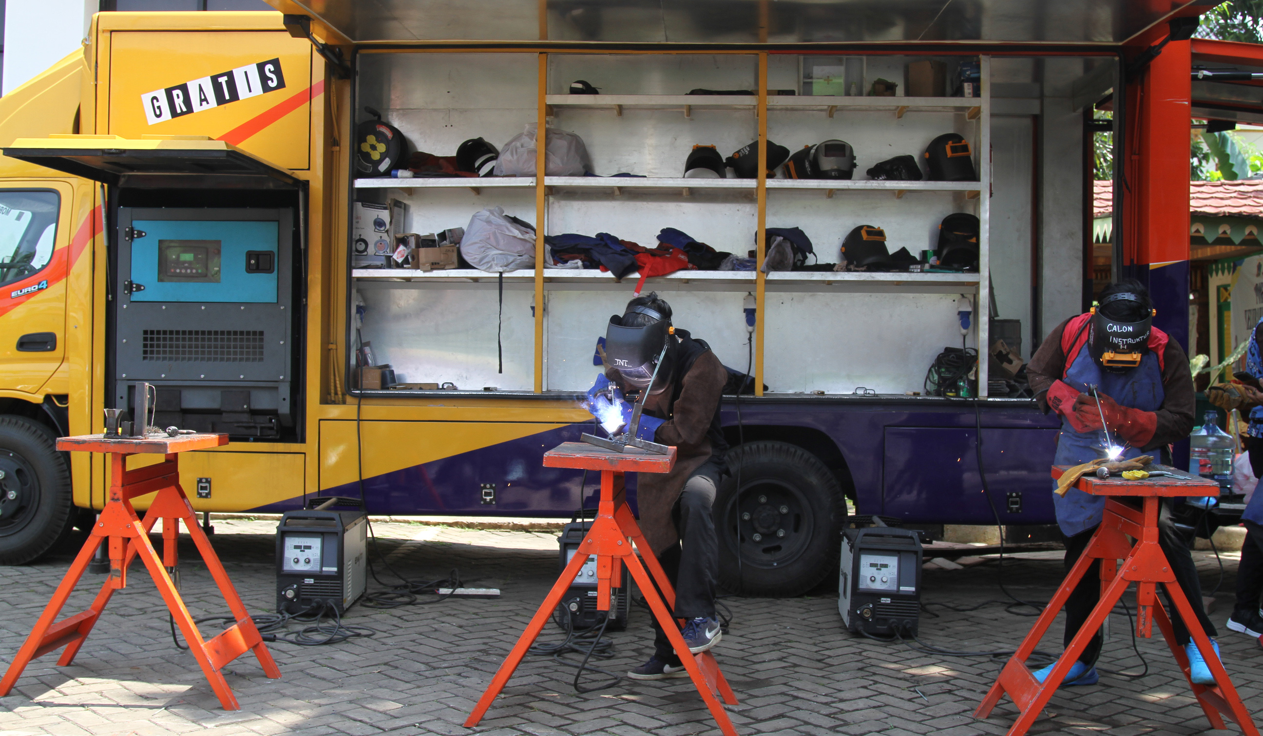Pelatihan las di Kelurahan Pondok Kopi. (Agus Priatna/SinPo.id)
