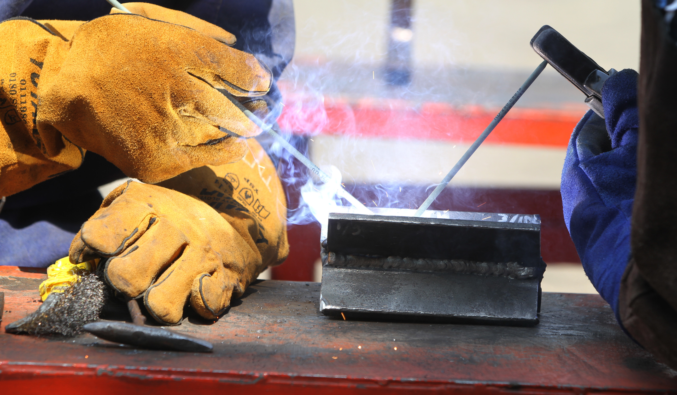 Pelatihan las di Kelurahan Pondok Kopi. (Agus Priatna/SinPo.id)