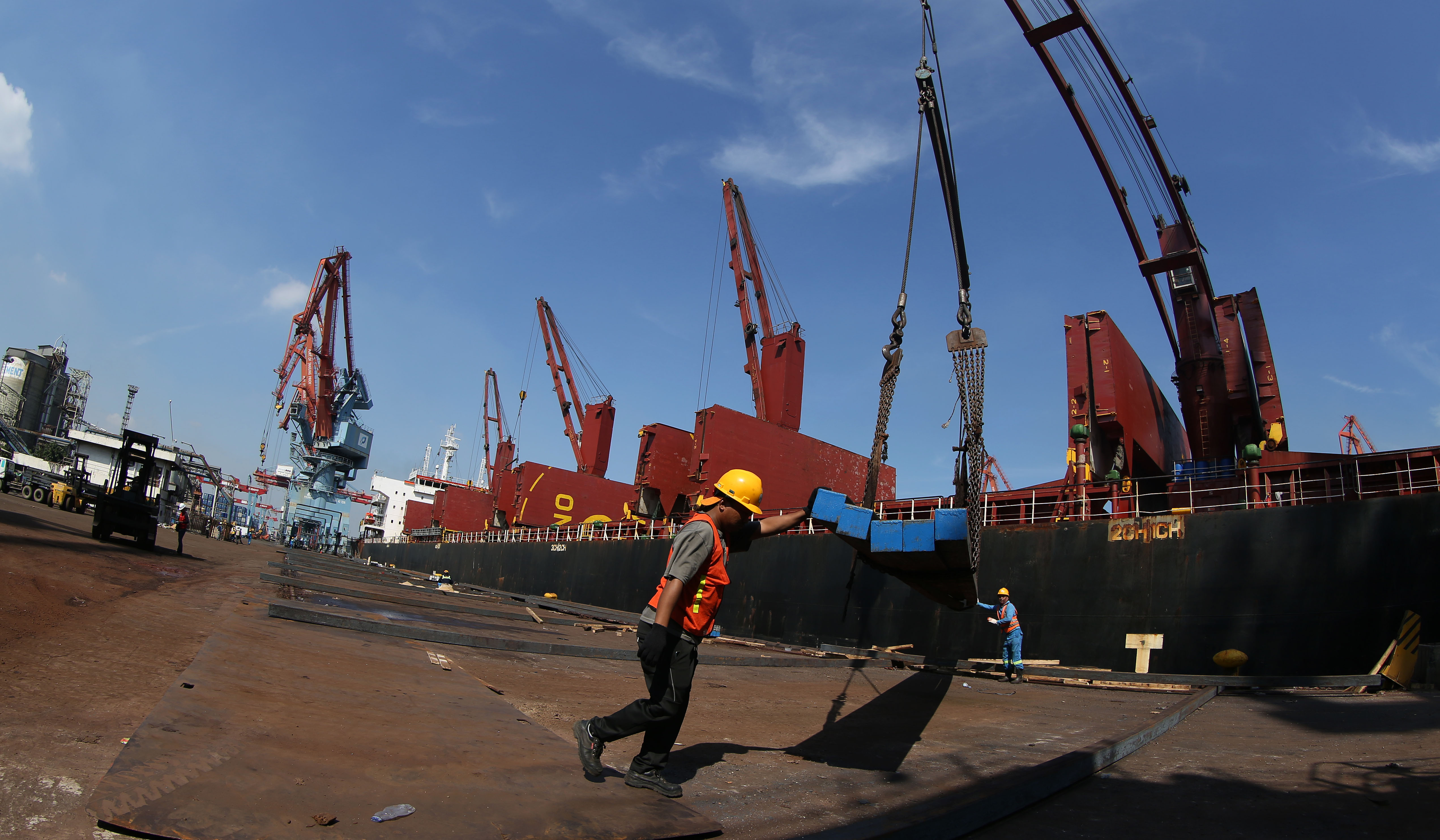 Aktivitas bongkar muat di PTP Nonpetikemas Tanjung Priok. (Agus Priatna/SinPo.id)