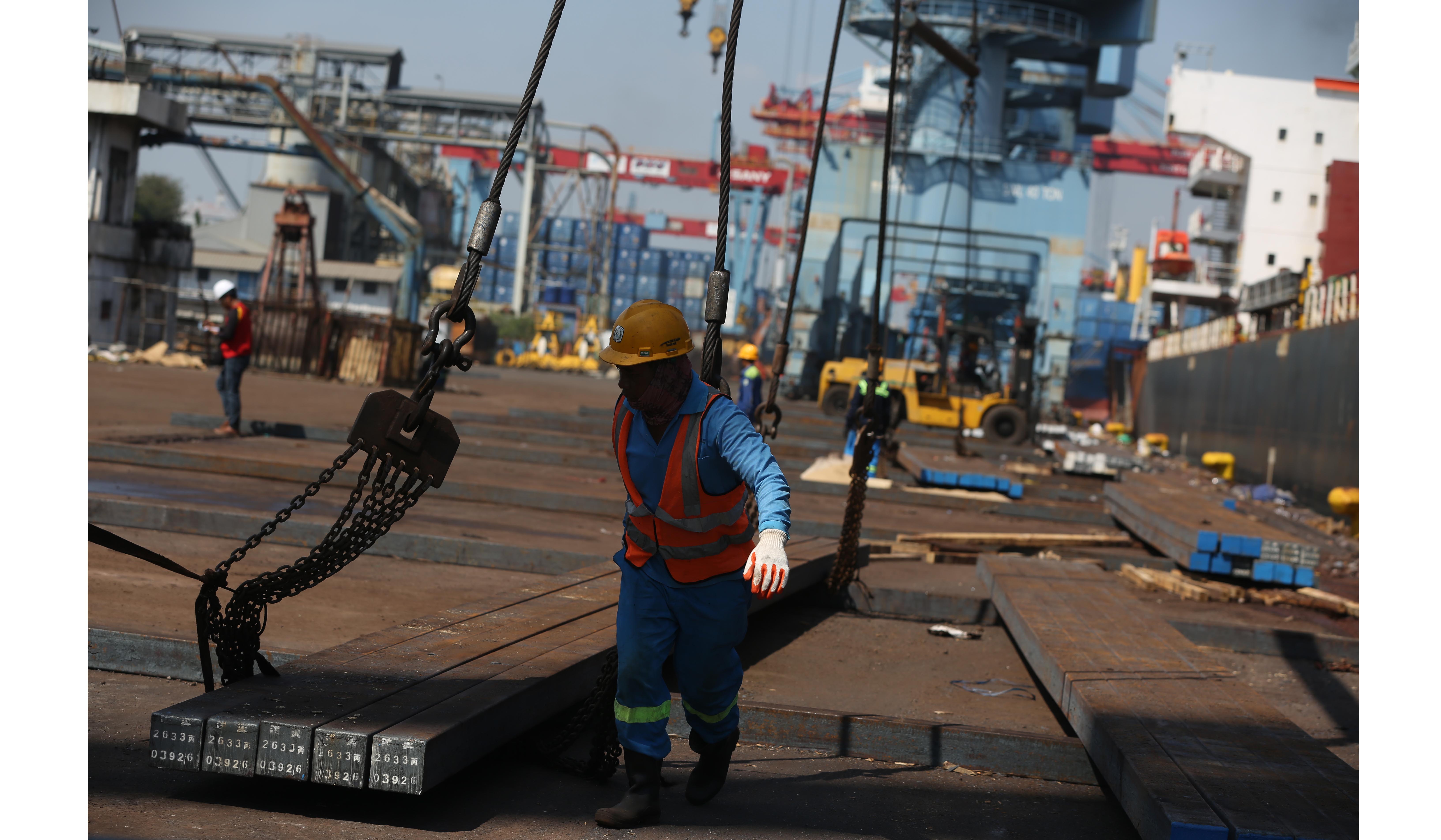 Aktivitas bongkar muat di PTP Nonpetikemas Tanjung Priok. (Agus Priatna/SinPo.id)