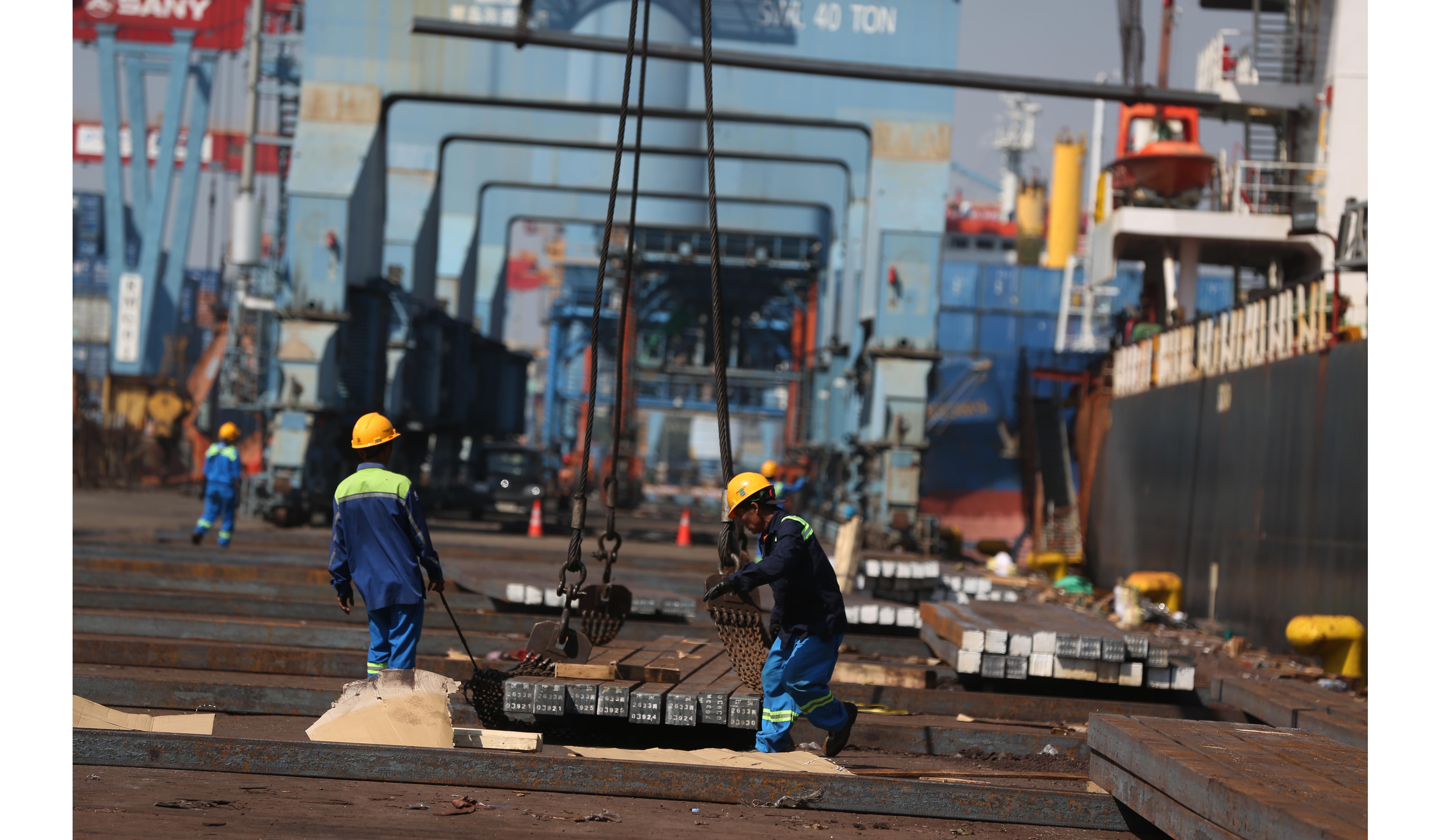 Aktivitas bongkar muat di PTP Nonpetikemas Tanjung Priok. (Agus Priatna/SinPo.id)