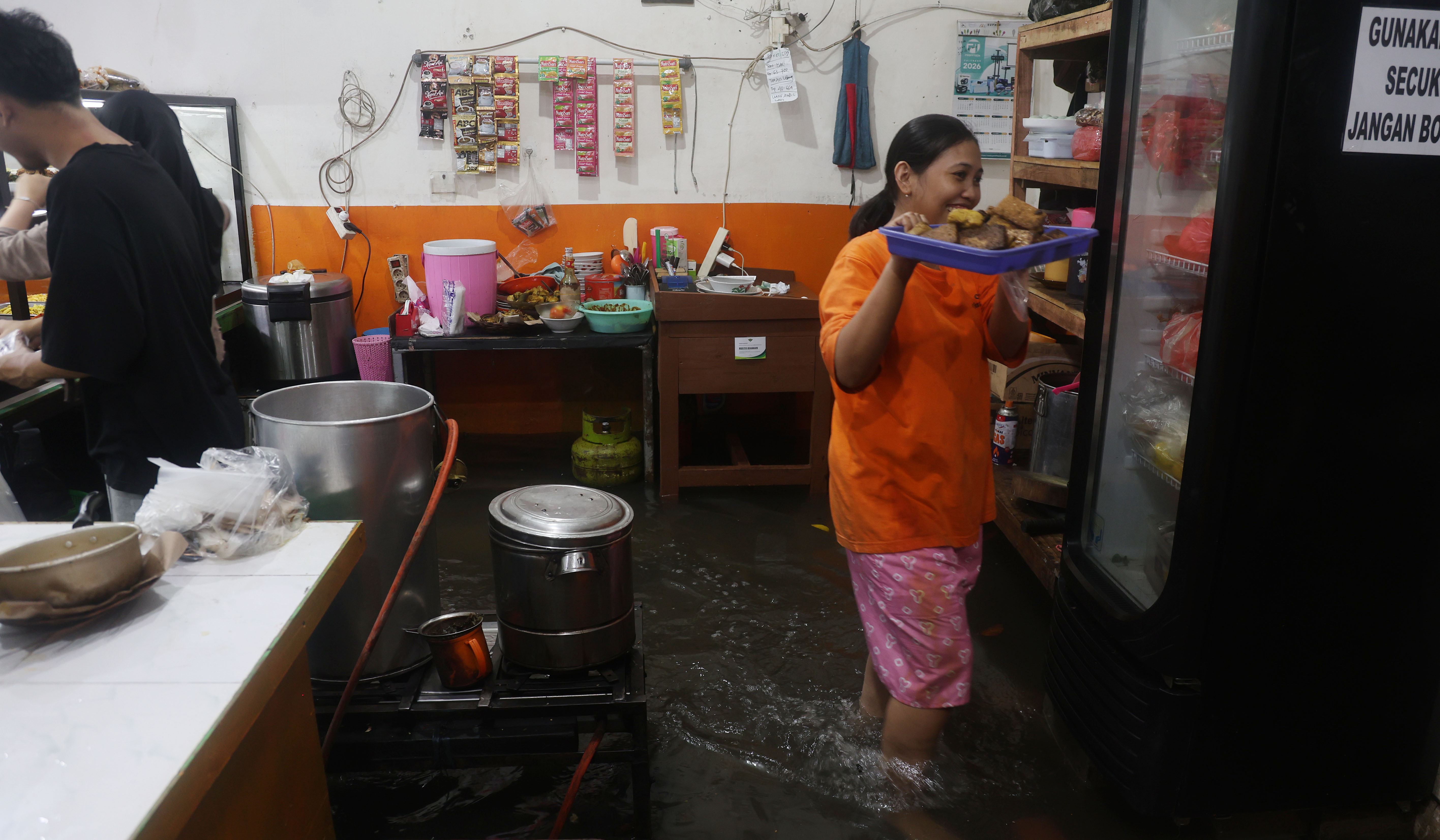 Banjir dikawasan Pademangan, Jakarta. (Agus Priatna/SinPo.id)