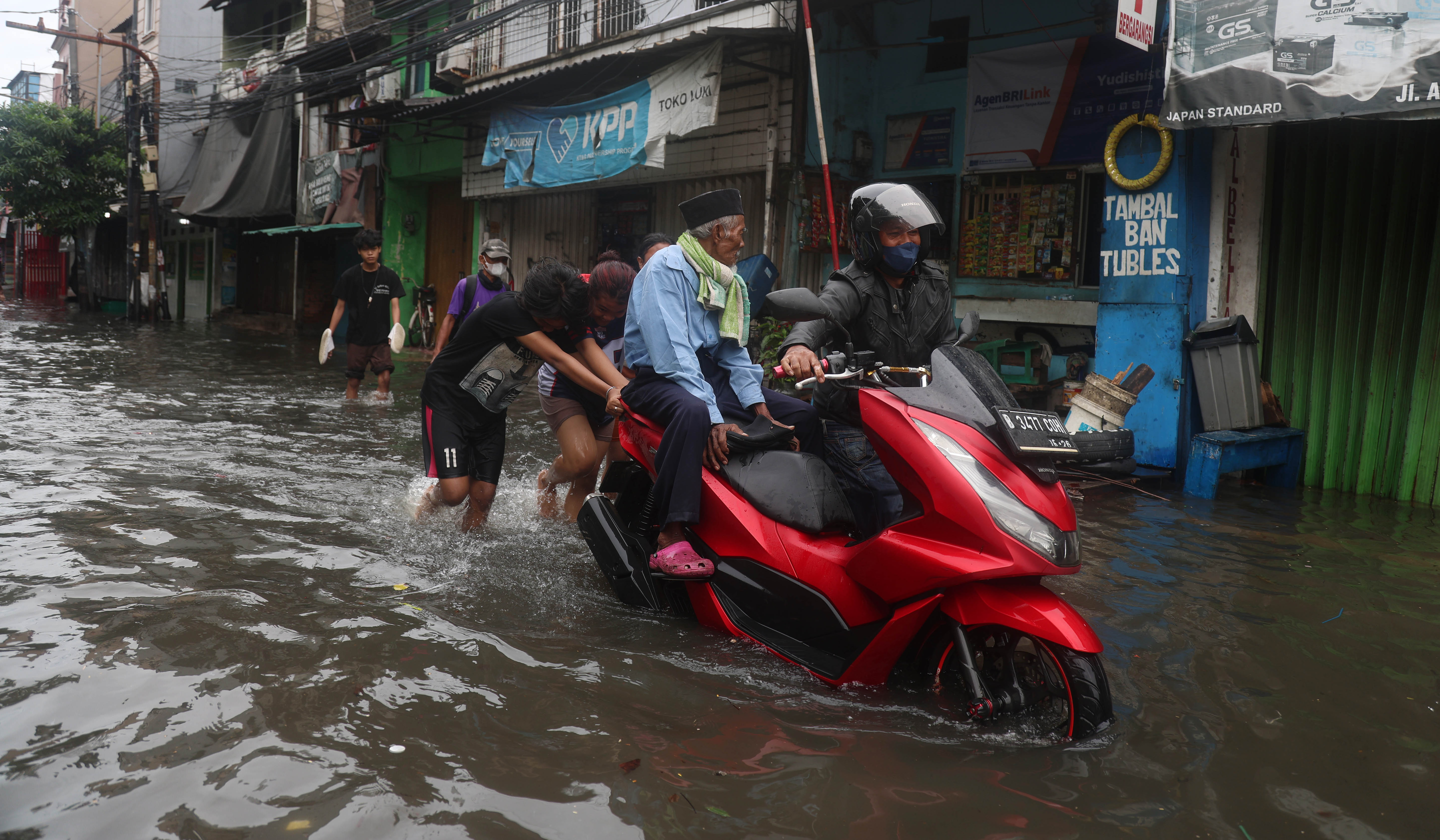 Banjir dikawasan Pademangan, Jakarta. (Agus Priatna/SinPo.id)