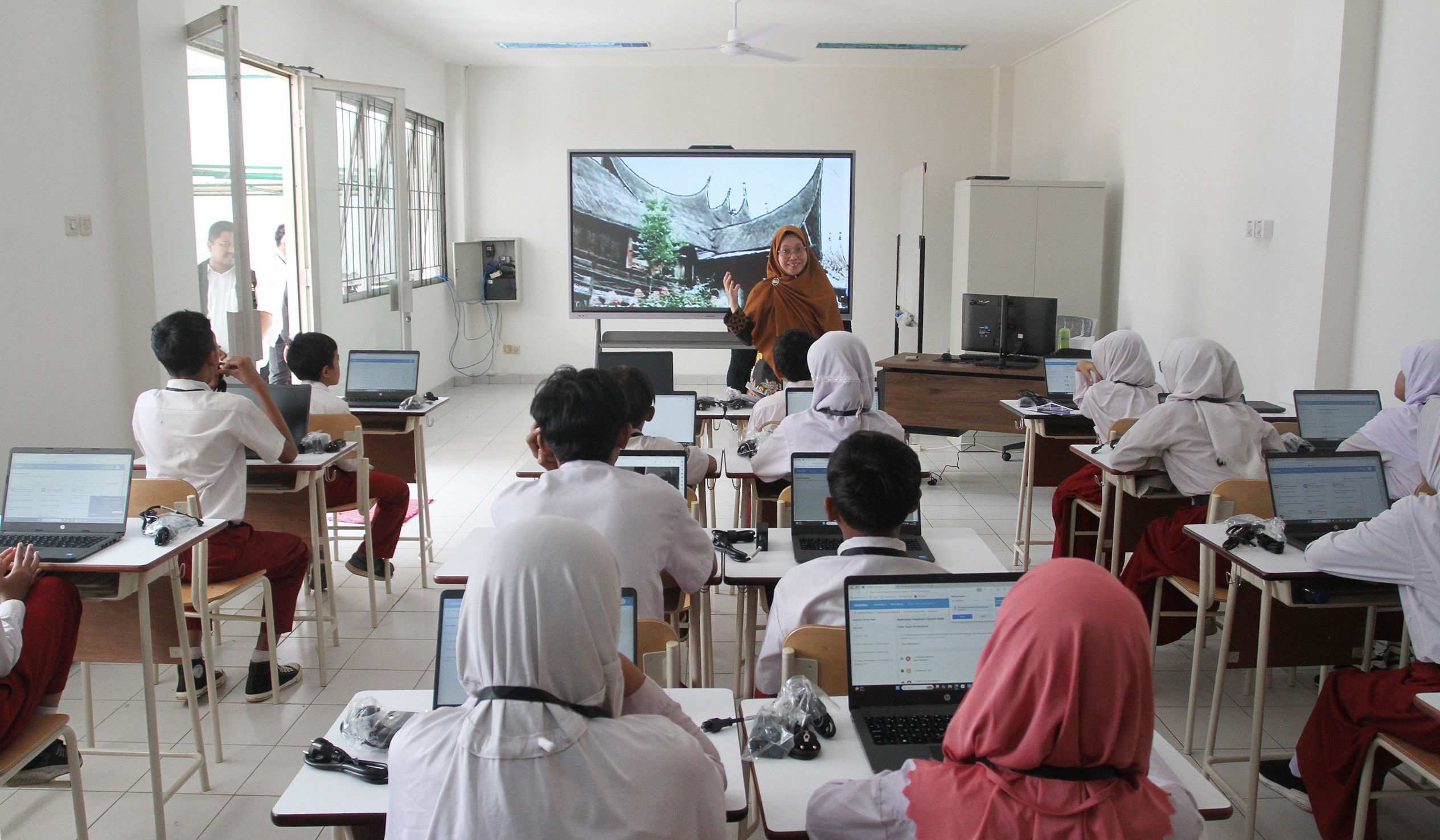 Mantan Menteri Perdagangan, Tom Lembong, saat menjalani sidang pembacaan pledoi atau nota pembelaan di Pengadilan Tipikor, Jakarta, Rabu (9 Juli 2025).