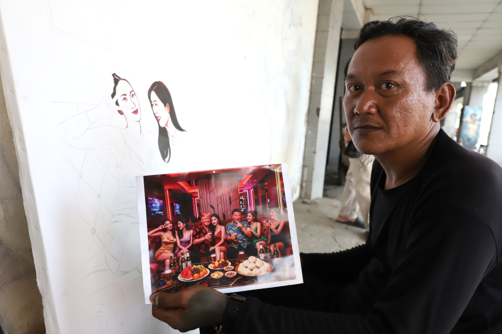 Pak Mardi Pelukis jalanan Kota Tua sedang menyelesaikan karya lukisannya (Ashar/SinPo.id)