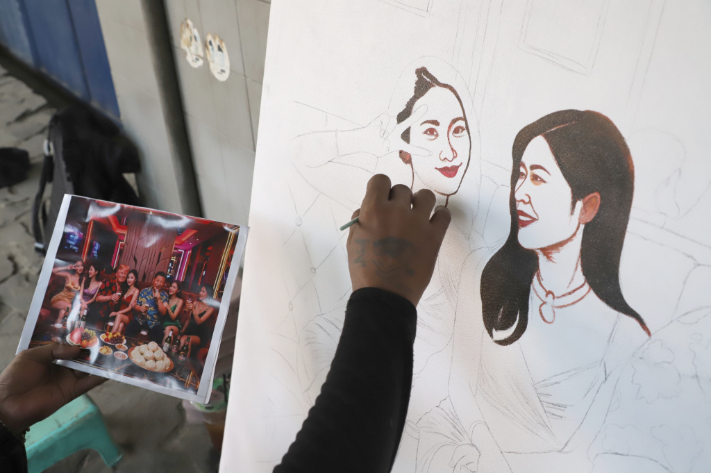 Pak Mardi Pelukis jalanan Kota Tua sedang menyelesaikan karya lukisannya (Ashar/SinPo.id)