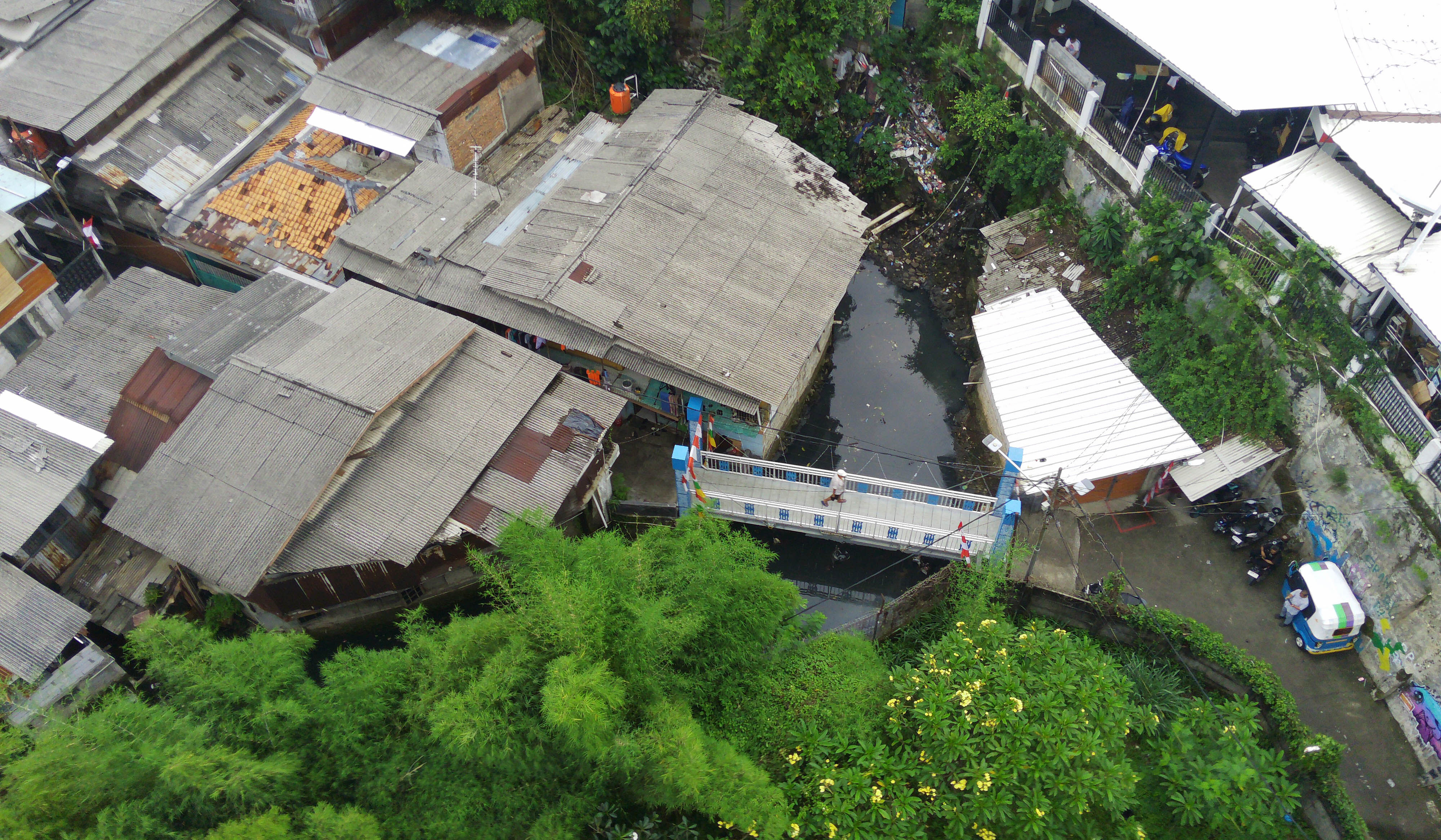 Jembatan Antar Kampung di Jakarta. (Agus Priatna/SinPo.id)