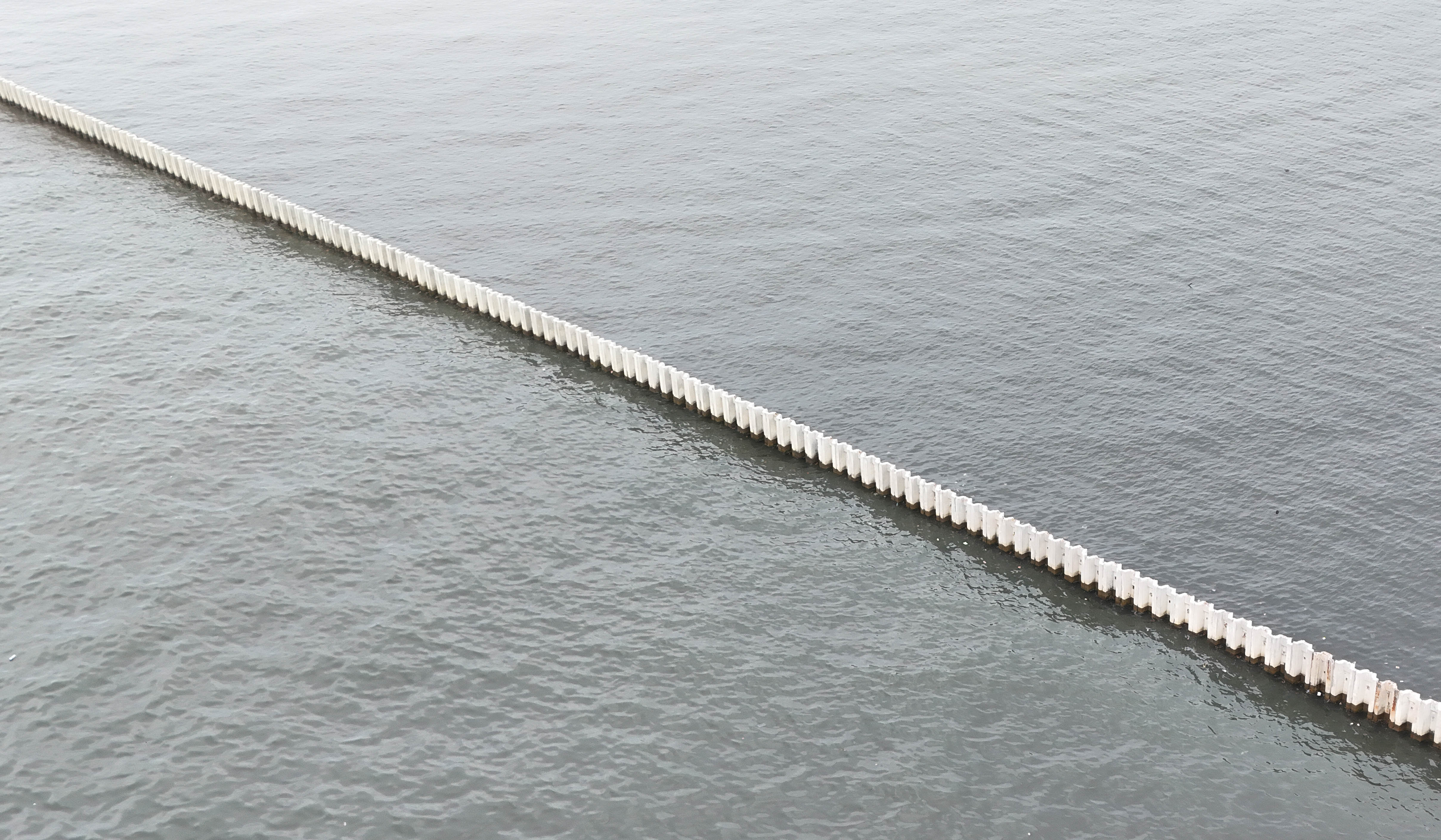 Pagar beton Cilincing. (Agus Priatna/SinPo.id)