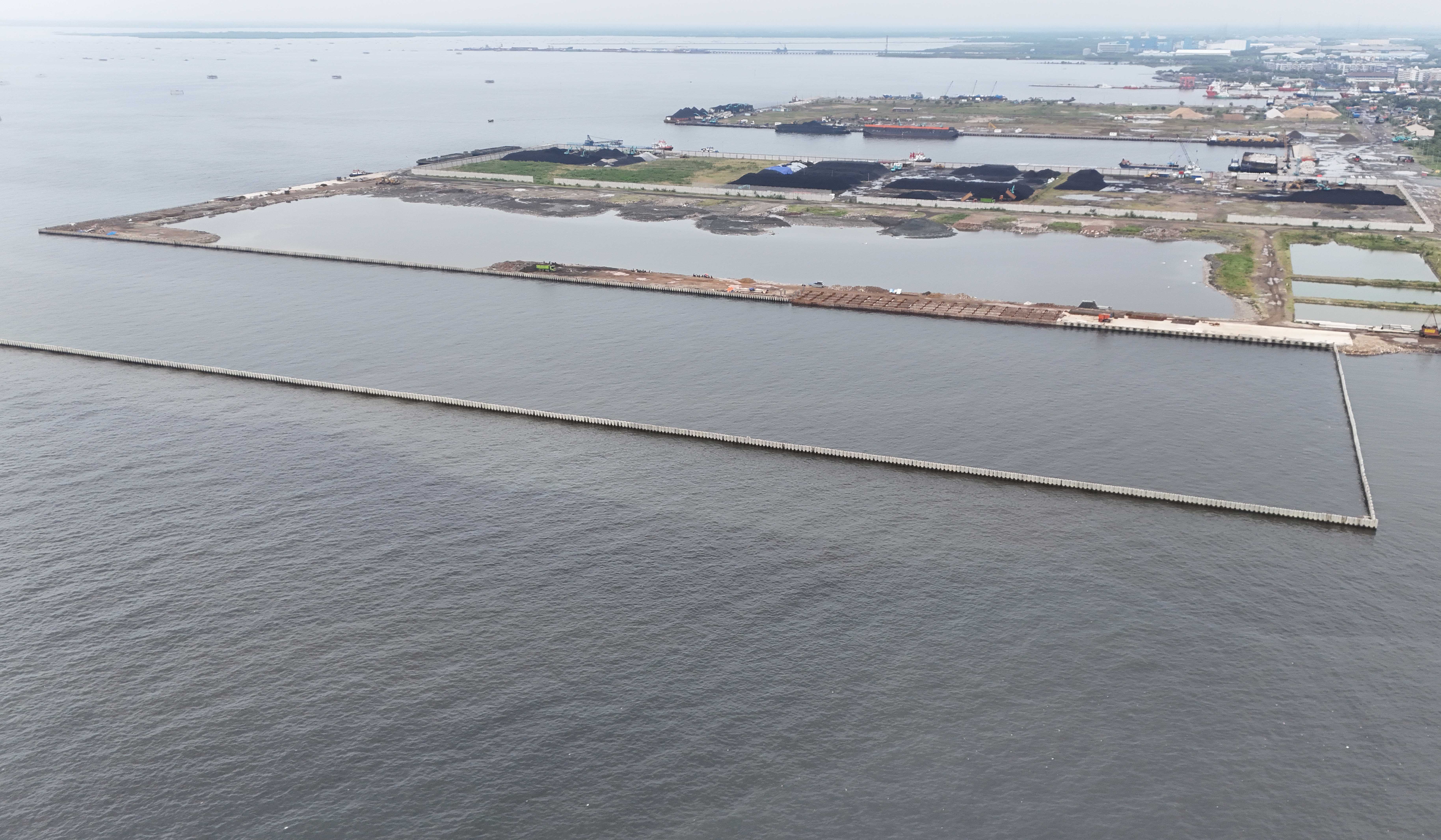 Pagar beton Cilincing. (Agus Priatna/SinPo.id)