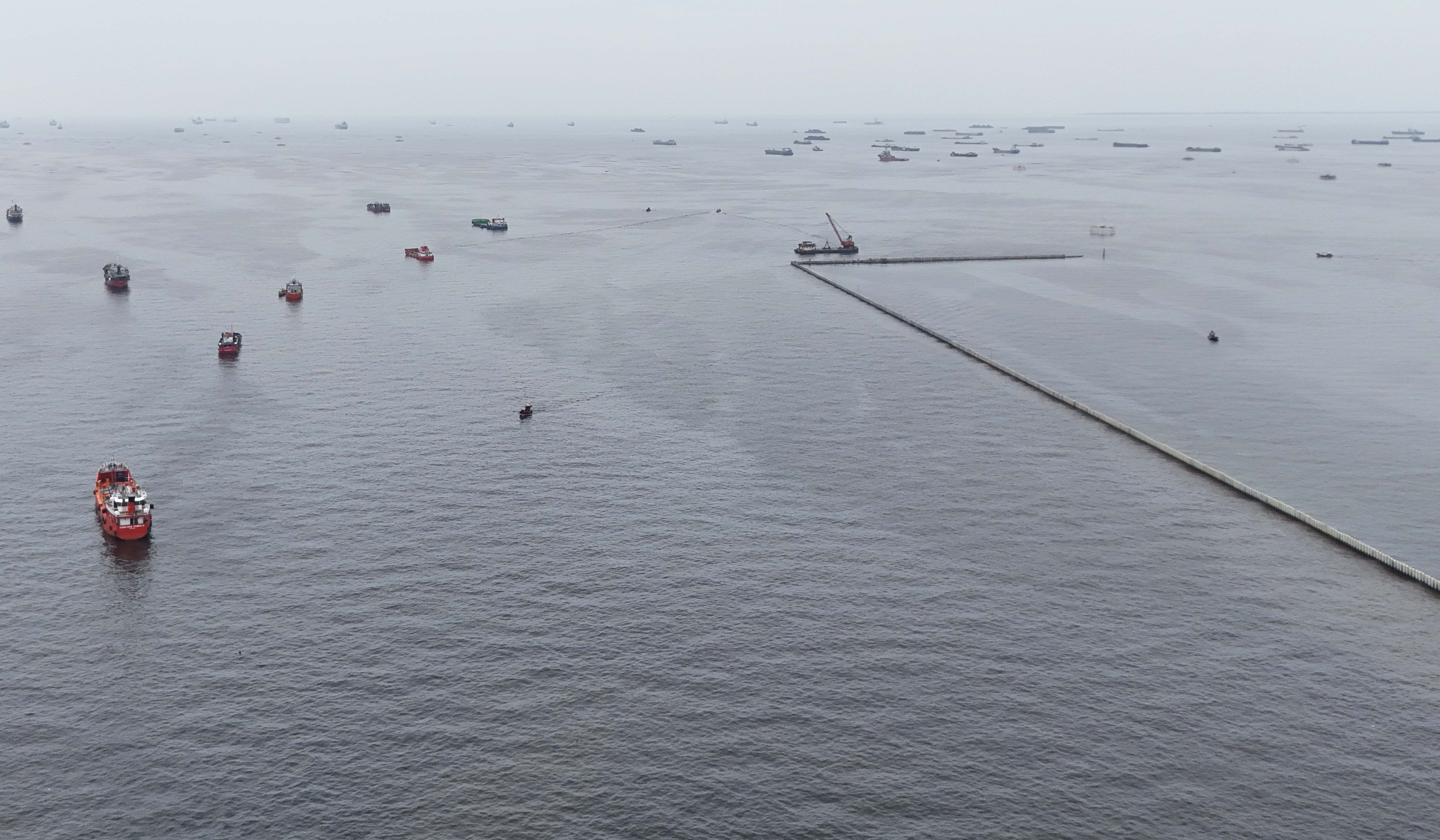 Pagar beton Cilincing. (Agus Priatna/SinPo.id)