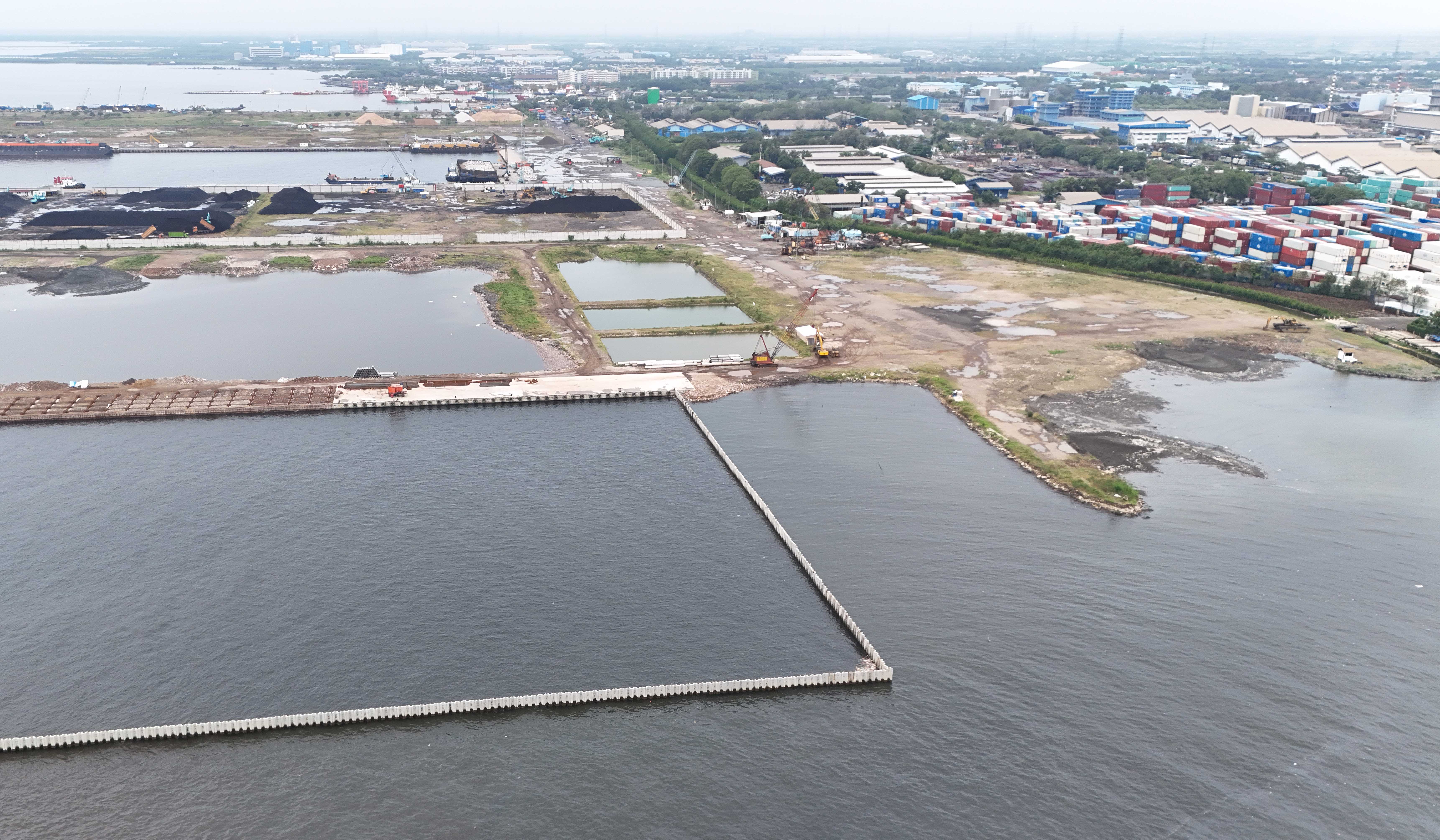 Pagar beton Cilincing. (Agus Priatna/SinPo.id)