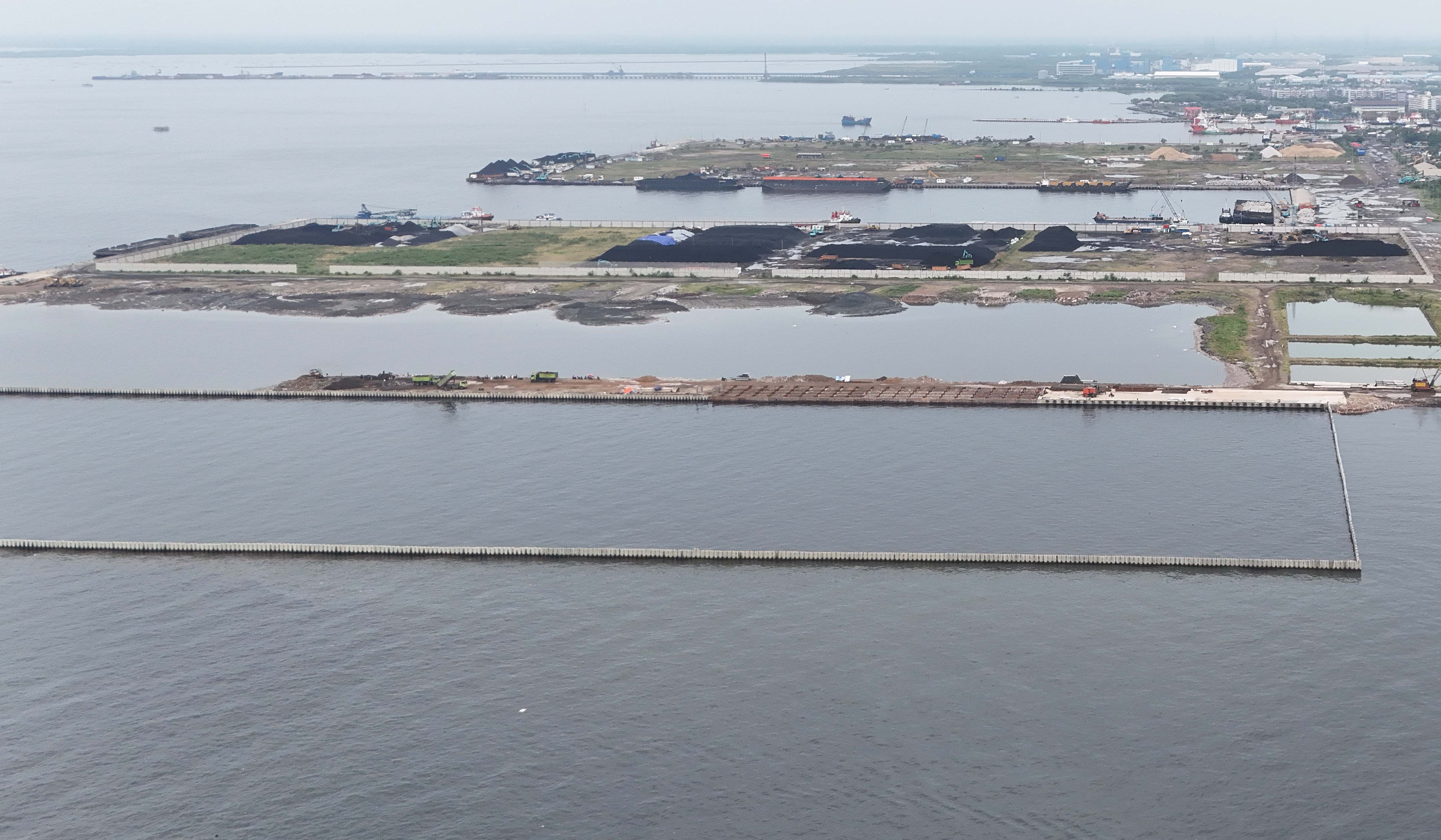 Pagar beton Cilincing. (Agus Priatna/SinPo.id)