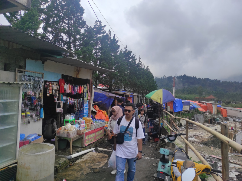 Libur panjang wisata Kawah Sikidang Dieng dipadati oleh wisatawan yang ingin melihat keindahan Kawah Belerang Sikidang (Ashar/SinPo.id)