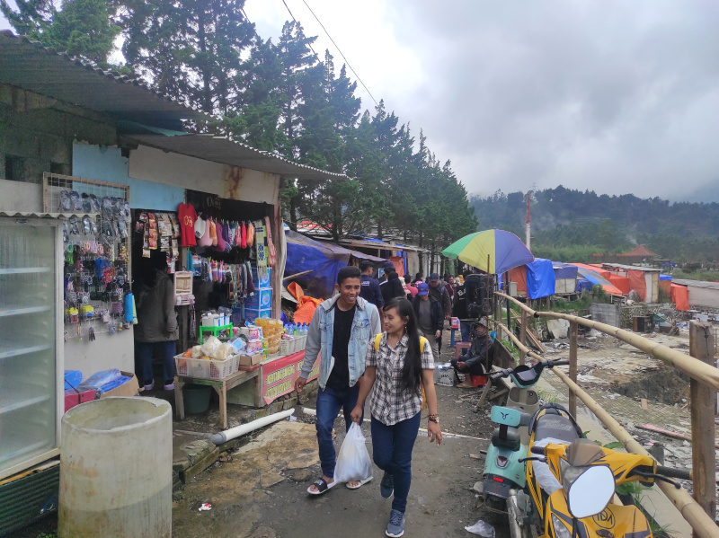 Libur panjang wisata Kawah Sikidang Dieng dipadati oleh wisatawan yang ingin melihat keindahan Kawah Belerang Sikidang (Ashar/SinPo.id)