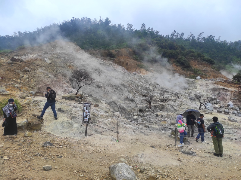 Libur panjang wisata Kawah Sikidang Dieng dipadati oleh wisatawan yang ingin melihat keindahan Kawah Belerang Sikidang (Ashar/SinPo.id)