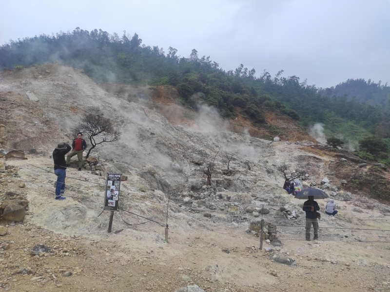 Libur panjang wisata Kawah Sikidang Dieng dipadati oleh wisatawan yang ingin melihat keindahan Kawah Belerang Sikidang (Ashar/SinPo.id)