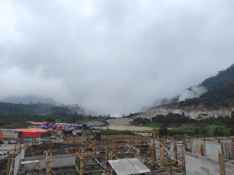 Libur panjang wisata Kawah Sikidang Dieng dipadati oleh wisatawan yang ingin melihat keindahan Kawah Belerang Sikidang (Ashar/SinPo.id)