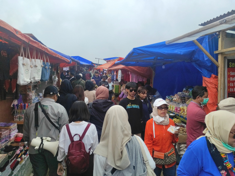 Libur panjang wisata Kawah Sikidang Dieng dipadati oleh wisatawan yang ingin melihat keindahan Kawah Belerang Sikidang (Ashar/SinPo.id)