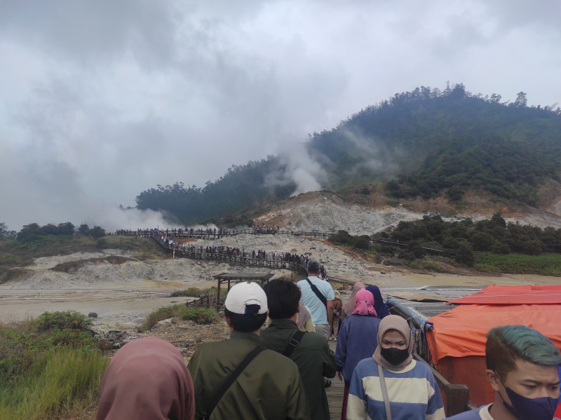 Libur panjang wisata Kawah Sikidang Dieng dipadati oleh wisatawan yang ingin melihat keindahan Kawah Belerang Sikidang (Ashar/SinPo.id)