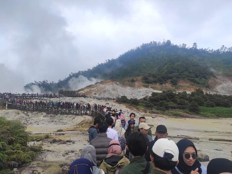 Libur panjang wisata Kawah Sikidang Dieng dipadati oleh wisatawan yang ingin melihat keindahan Kawah Belerang Sikidang (Ashar/SinPo.id)