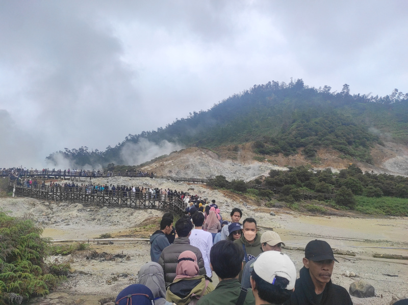 Libur panjang wisata Kawah Sikidang Dieng dipadati oleh wisatawan yang ingin melihat keindahan Kawah Belerang Sikidang (Ashar/SinPo.id)