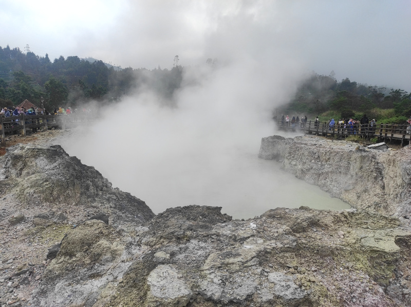 Libur panjang wisata Kawah Sikidang Dieng dipadati oleh wisatawan yang ingin melihat keindahan Kawah Belerang Sikidang (Ashar/SinPo.id)