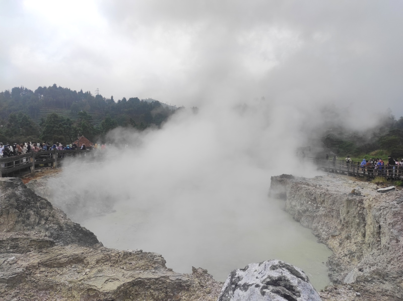 Libur panjang wisata Kawah Sikidang Dieng dipadati oleh wisatawan yang ingin melihat keindahan Kawah Belerang Sikidang (Ashar/SinPo.id)